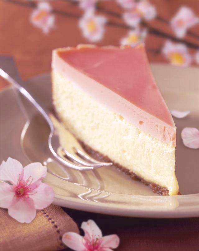 櫻花主題航次特別推出「櫻花航次限定美食」,包括:櫻花造型布丁、櫻色起司蛋糕及粉櫻冰淇淋,皆可以在船上免費品嚐。(圖片僅供示意)