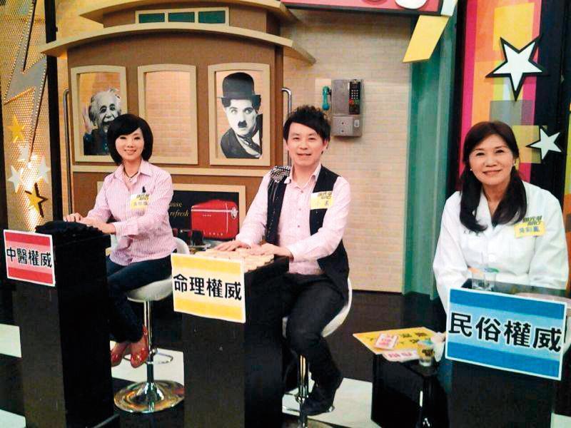小孟（中）是塔羅牌專家，也常幫藝人占卜前世今生。（翻攝自小孟老師粉絲專頁）