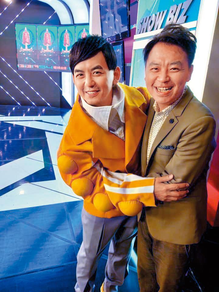 小孟老師（右）常上通告，也有不少藝人顧客。（翻攝自小孟老師粉絲專頁）