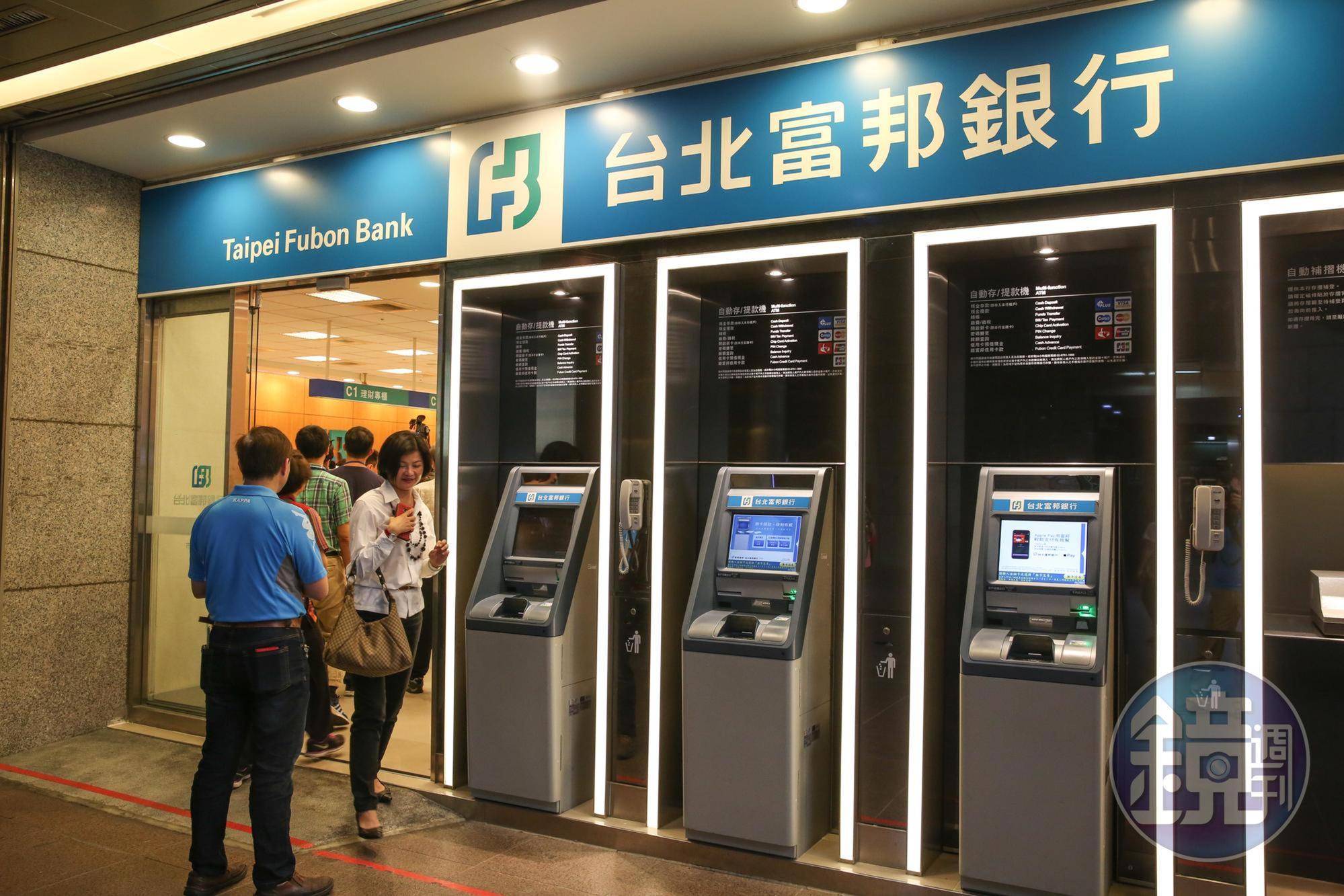 銀行高階經理人酬勞豐厚，不同於一般受僱勞工，北富銀就曾與委任經理人打過勞務糾紛官司。