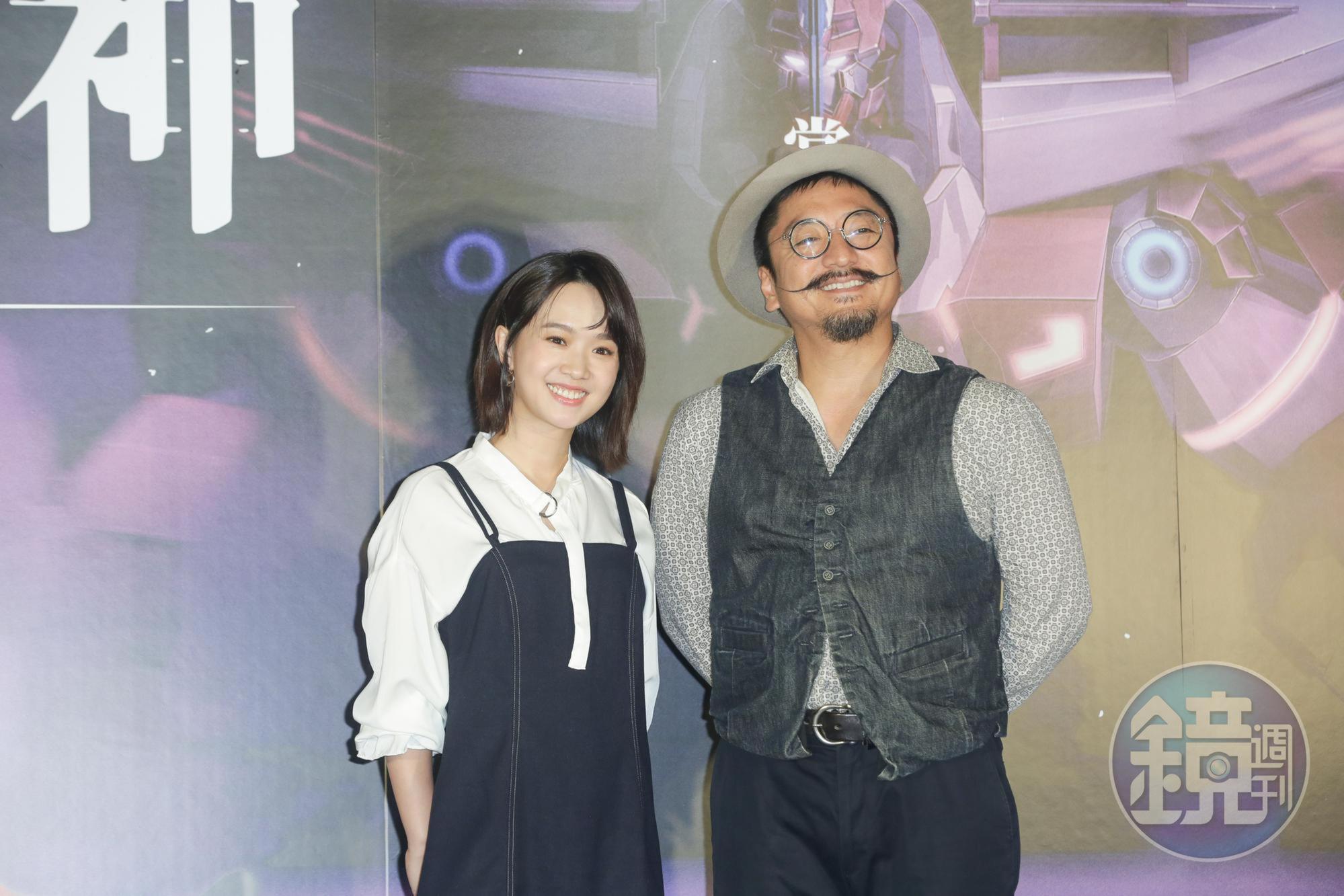 嚴正嵐(左)替《重甲機神:神降臨》獻出首次動畫配音,扮演AI人工智慧,北村豐晴(右)替22歲的海底研究員擔任日文配音。