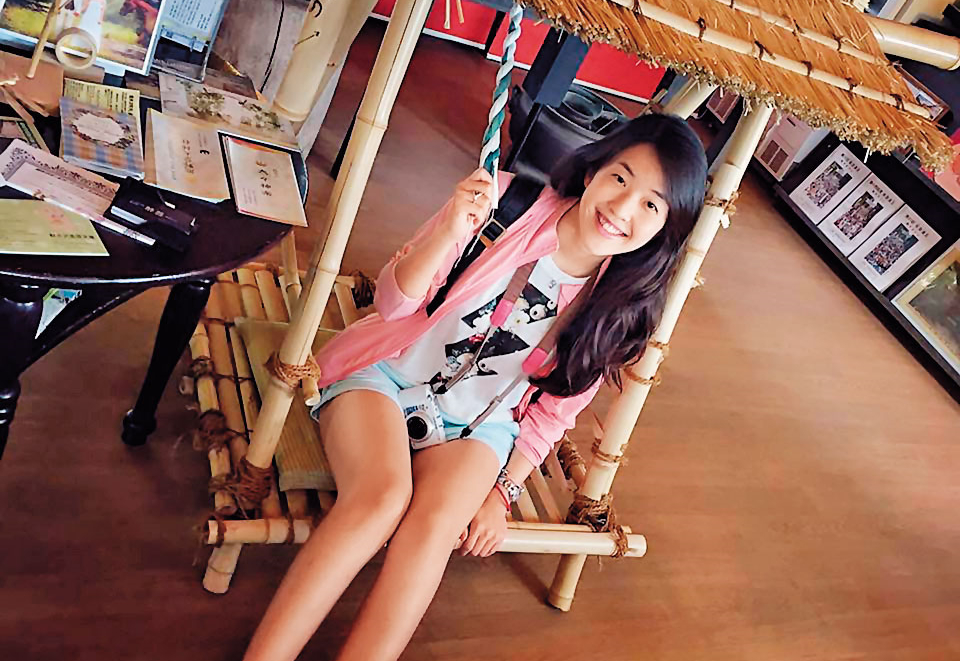 楊宇晨長相秀麗，是典型的「白富美」，時常出國旅遊。（翻攝臉書）