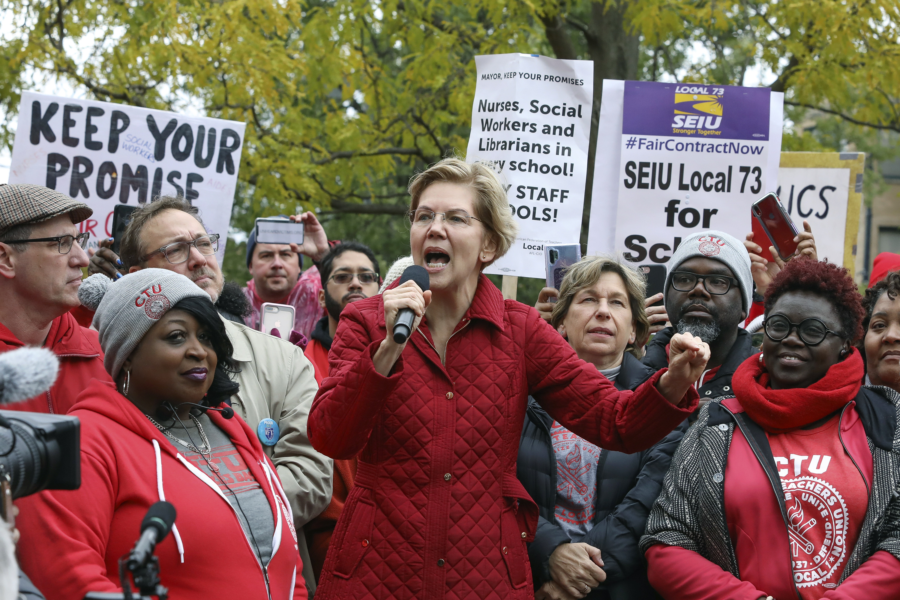 2019年10月22日，美國參議員華倫聲援芝加哥教師罷工行動。（東方IC）
