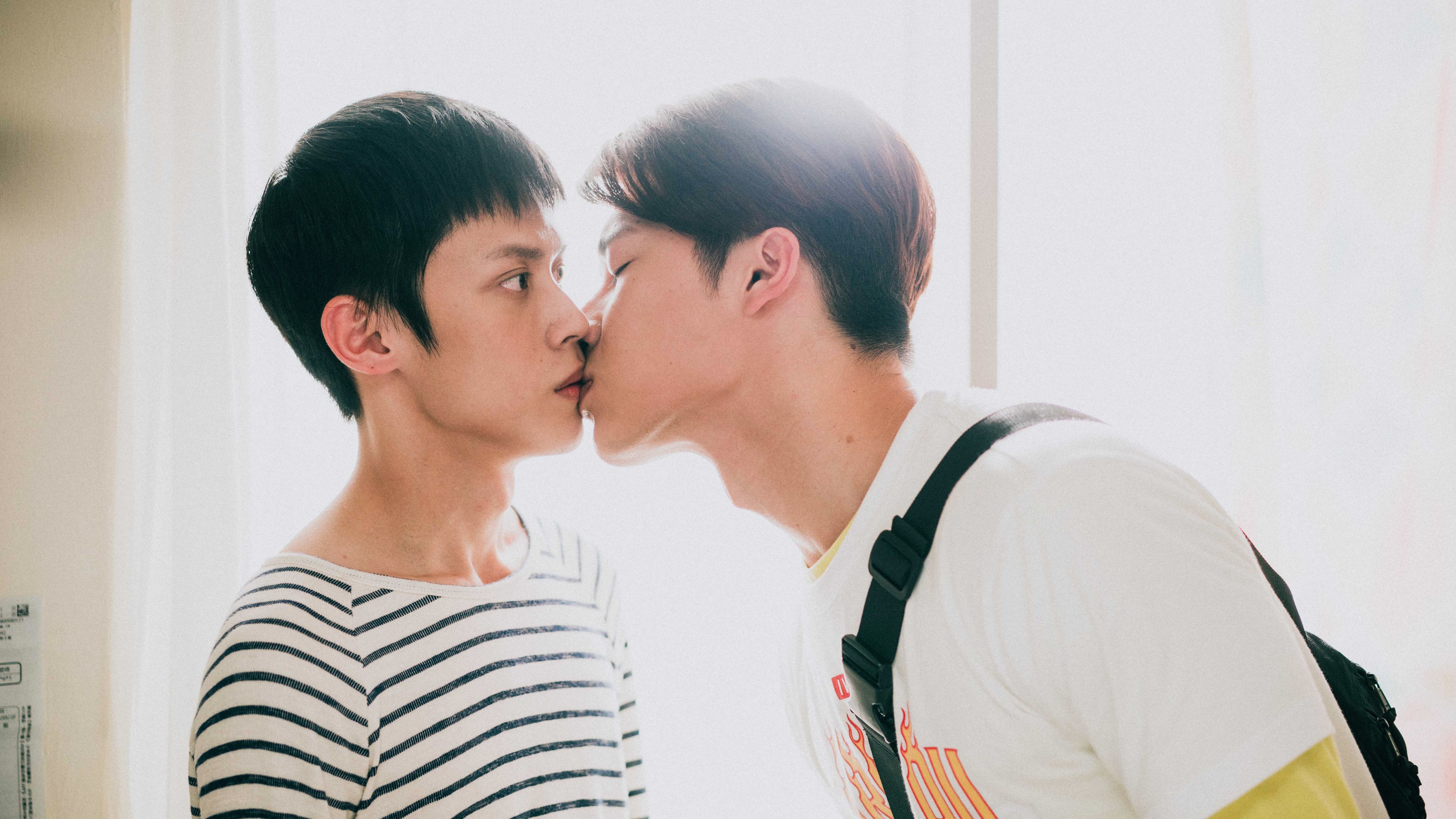黃雋智（左）、宋瑋恩（右）拍吻戲。（LINE TV提供）