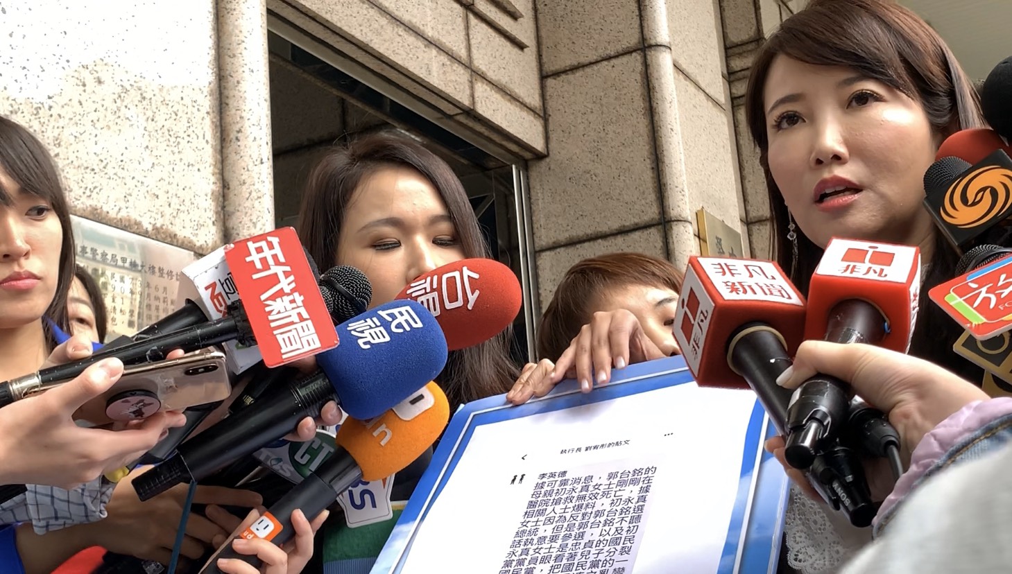  郭辦出示造謠網友的臉書截圖，呼籲民眾一起反網路霸凌。（李育材攝）