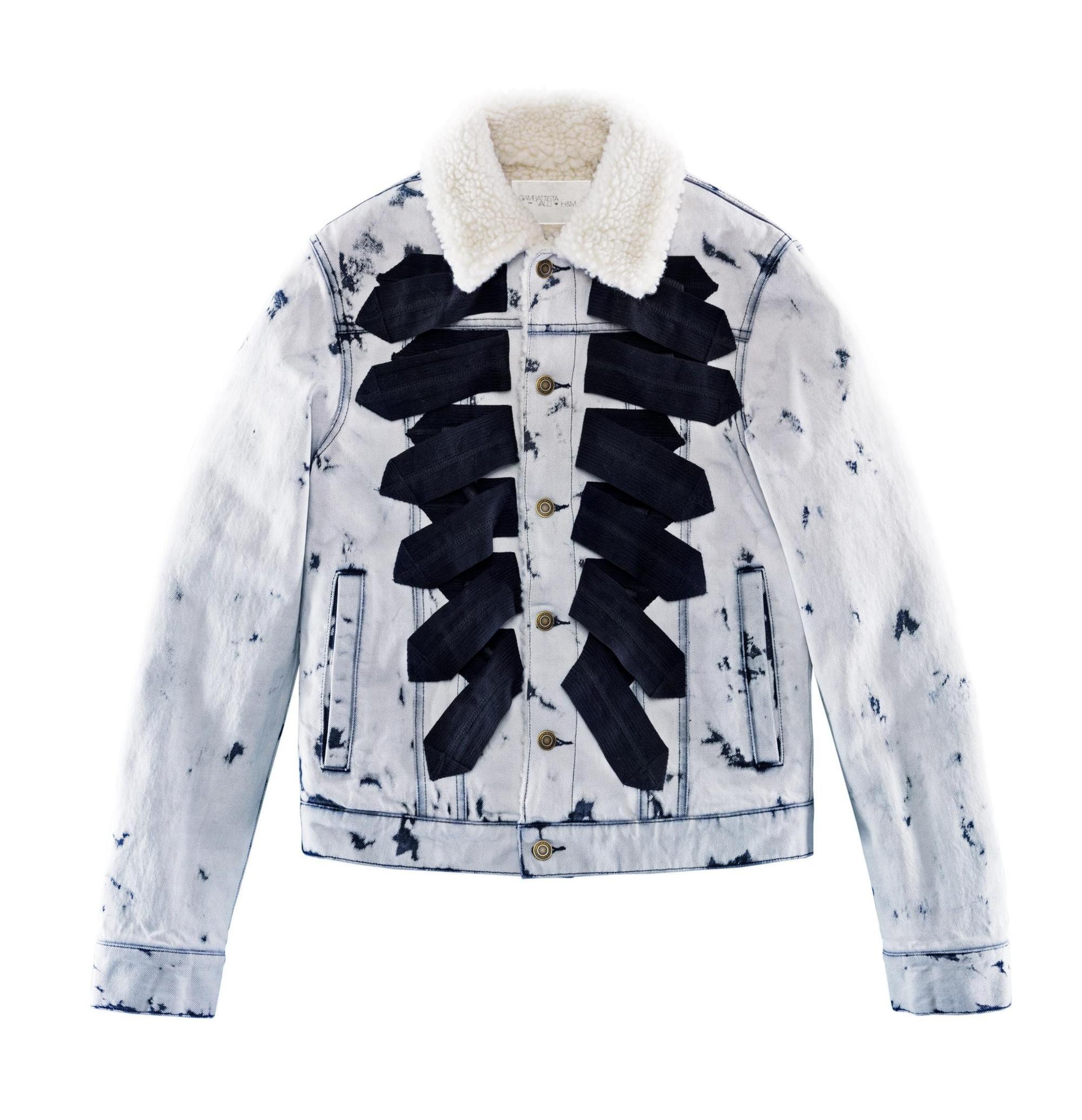 Giambattista Valli X H&M設計師聯名系列男裝單寧外套，NT$4,999。（H&M提供）