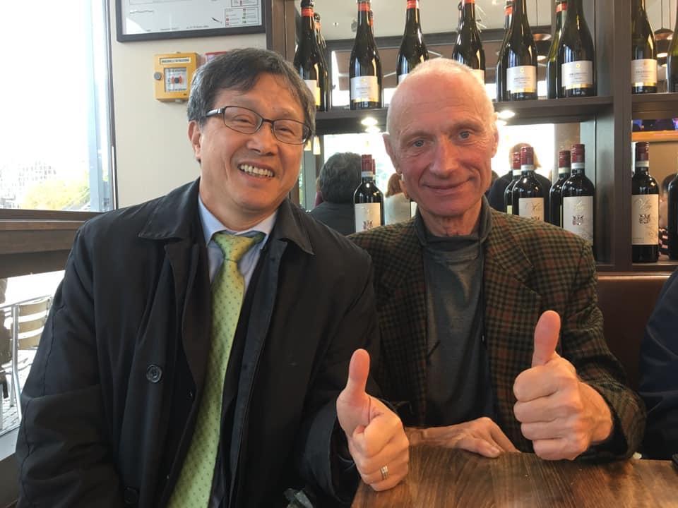 駐德大使謝志偉（左）與發起德國與台灣建交連署的提案人「M. K」在柏林見面。（翻攝自謝志偉臉書）