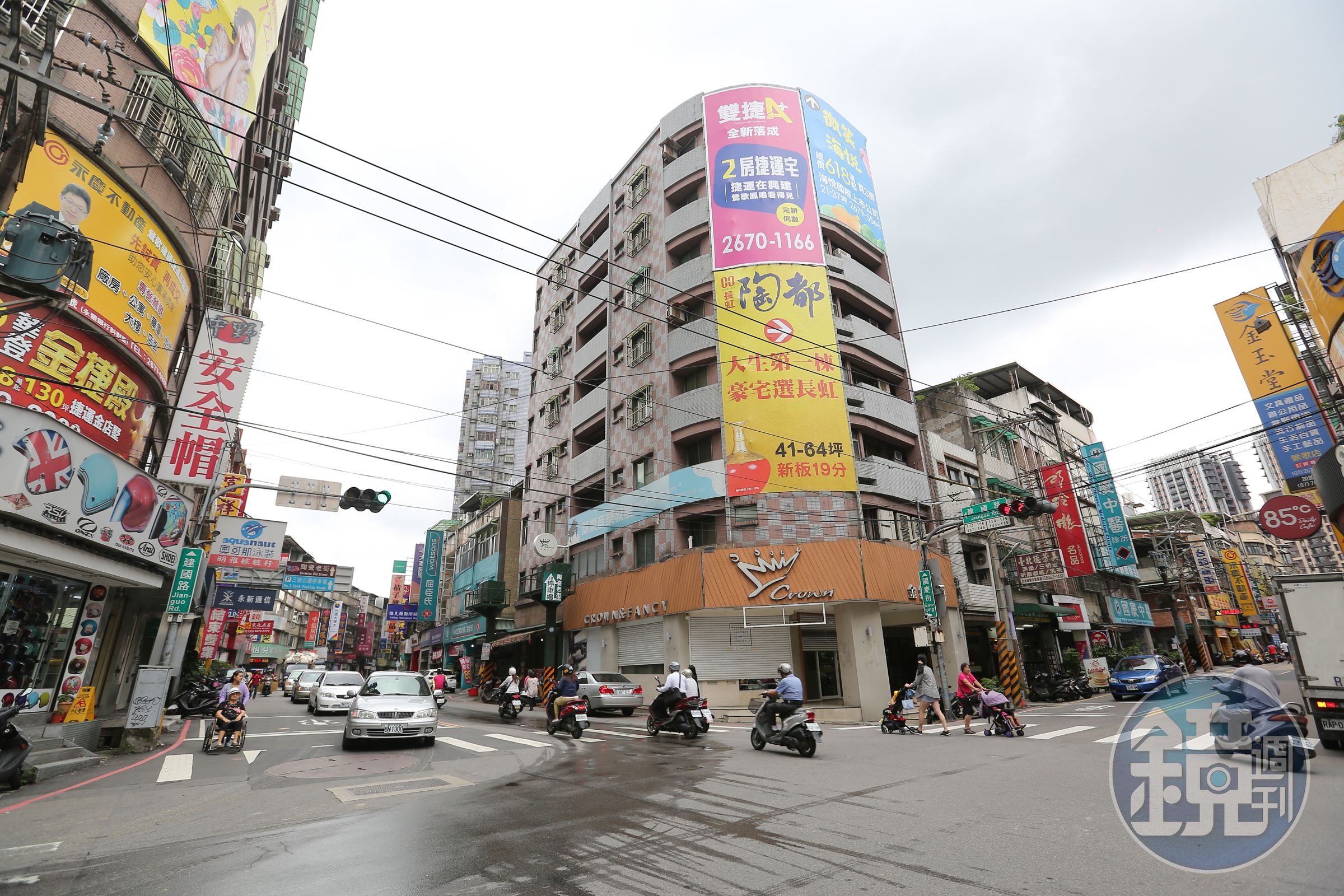鶯歌地區以火車站、老街一帶最為繁榮，建國路商圈上有不少商家林立。