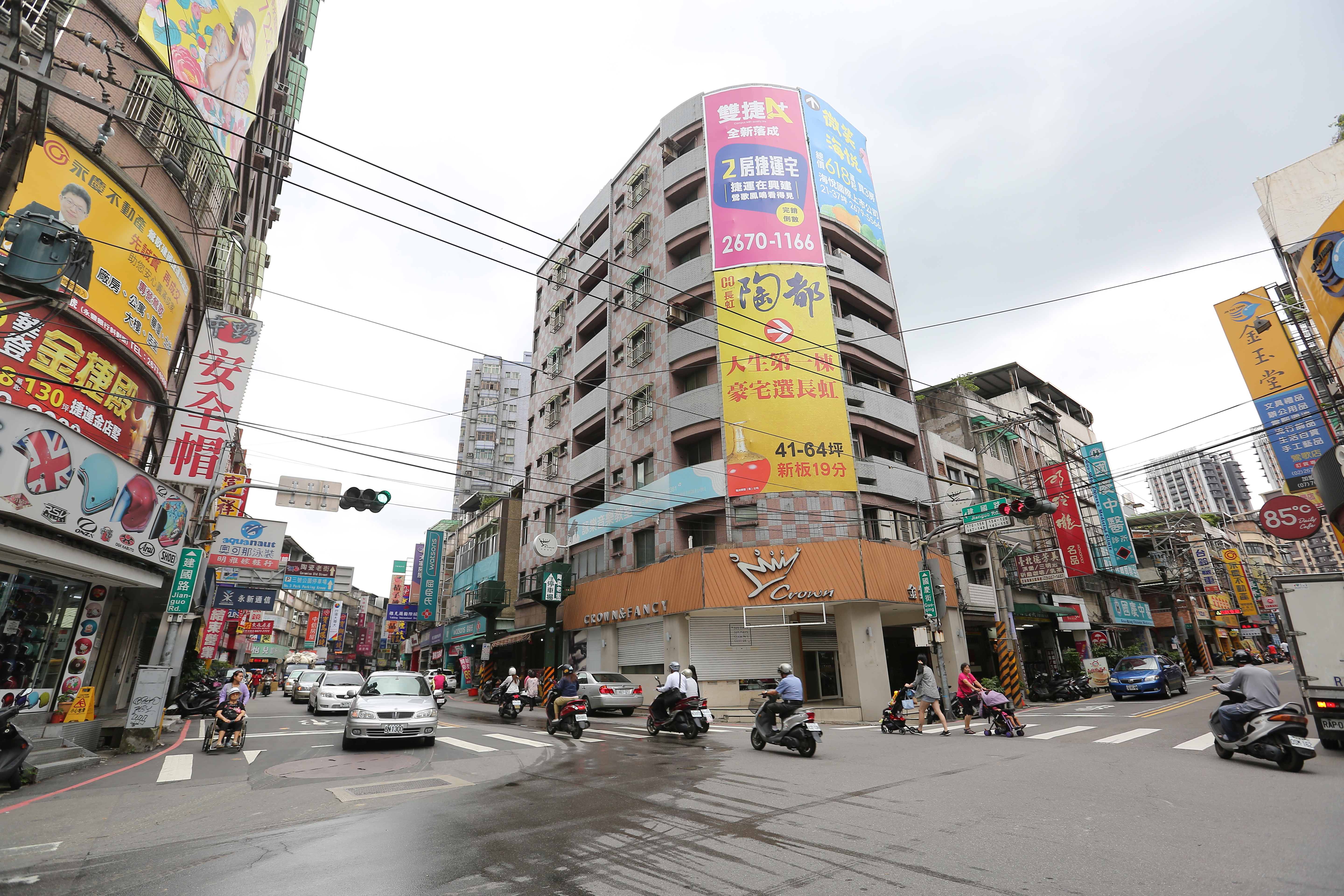 鶯歌地區以火車站、老街一帶最為繁榮，建國路商圈上有不少商家林立。