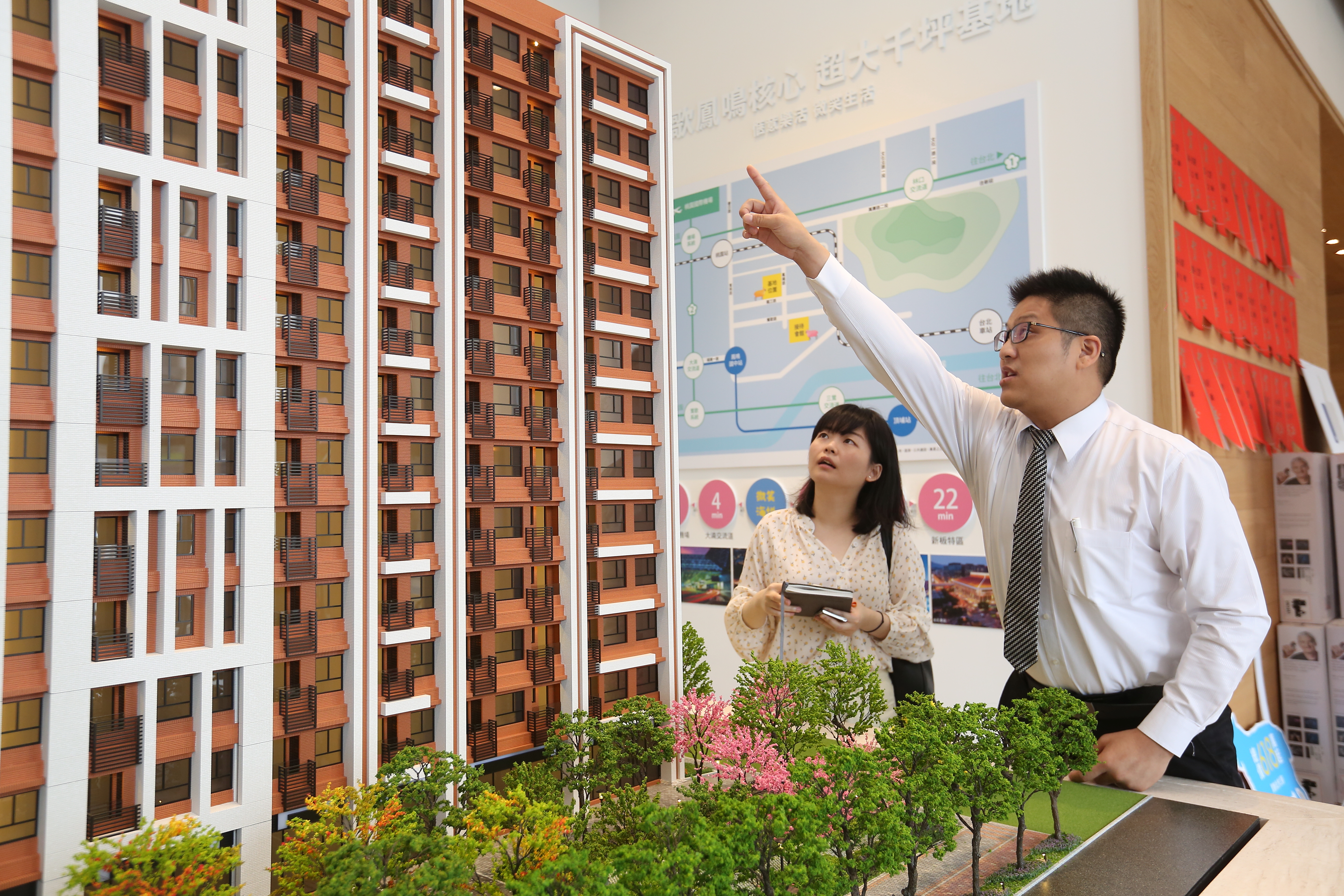 許多建商看好三鶯線通車議題，在三峽舊市區、鳳鳴重劃區等地推出建案吸引民眾賞屋。