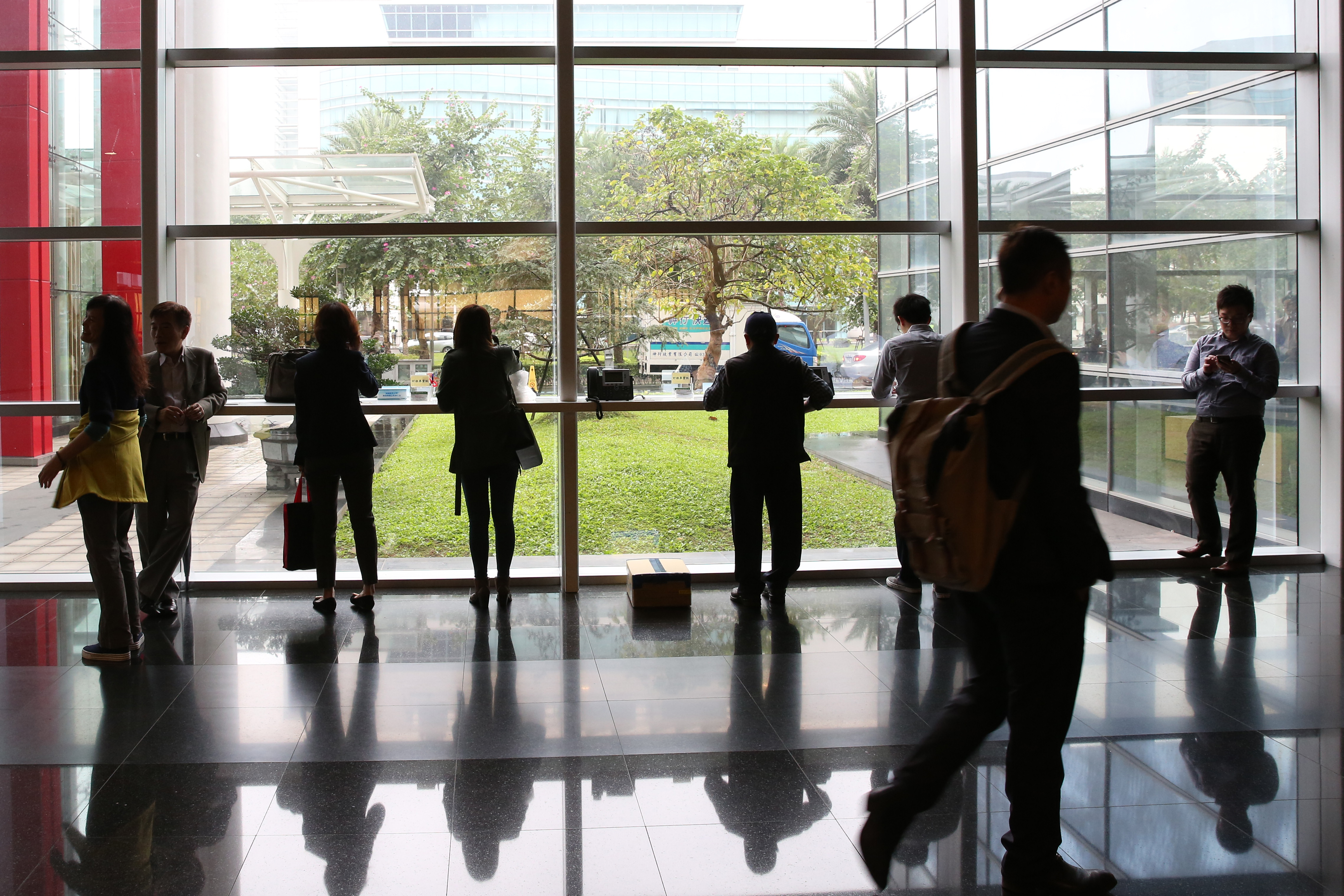 過去勞工遭非法解僱，通常會在民事法庭提出「確認僱傭關係存在」之訴，但訴訟成本及漫長程序常讓勞工被迫放棄爭取。