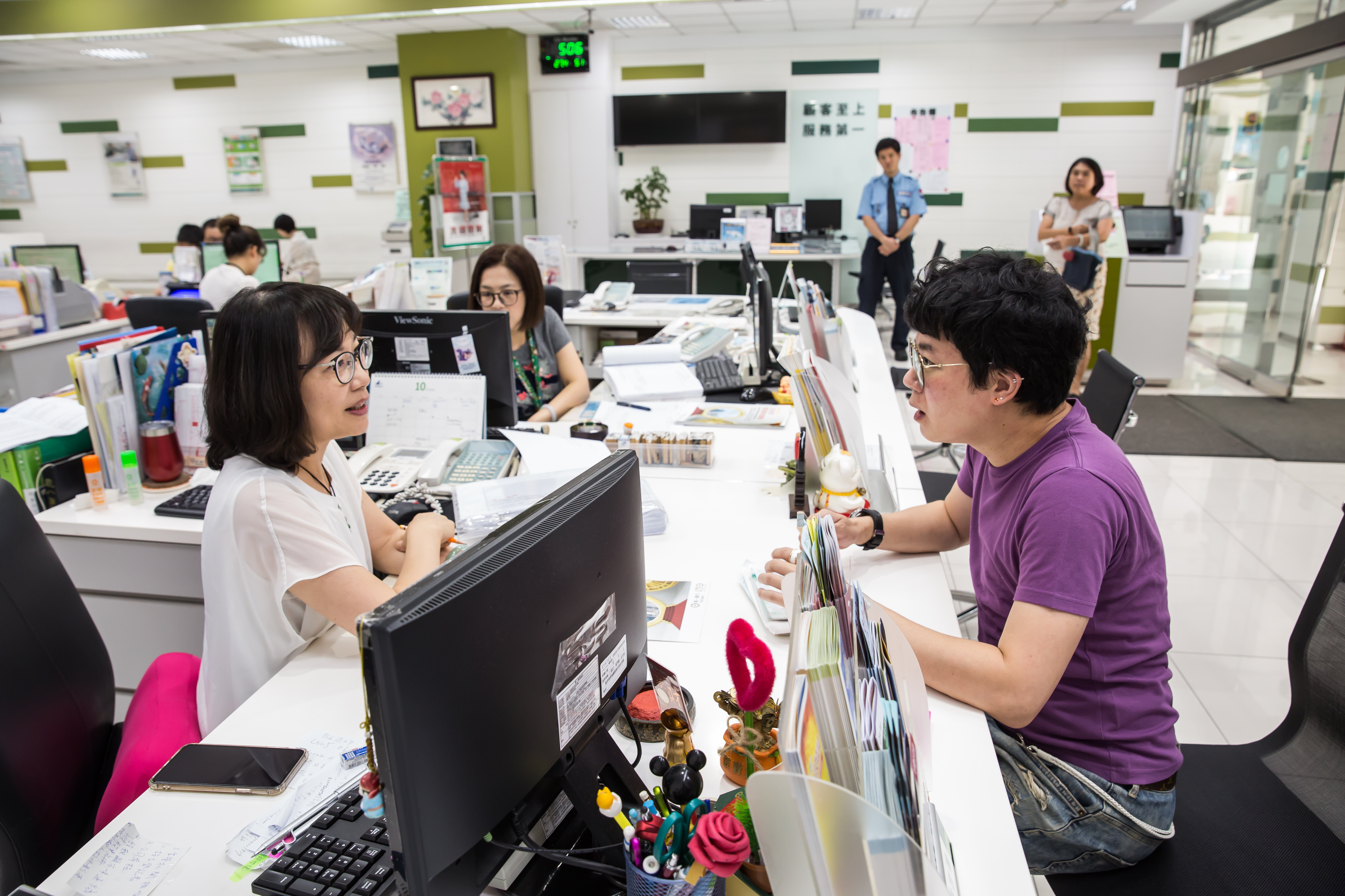 倪良瑋每個月定期會到銀行找理專聊天，他說：自己的點線面不足，應多借重專業。