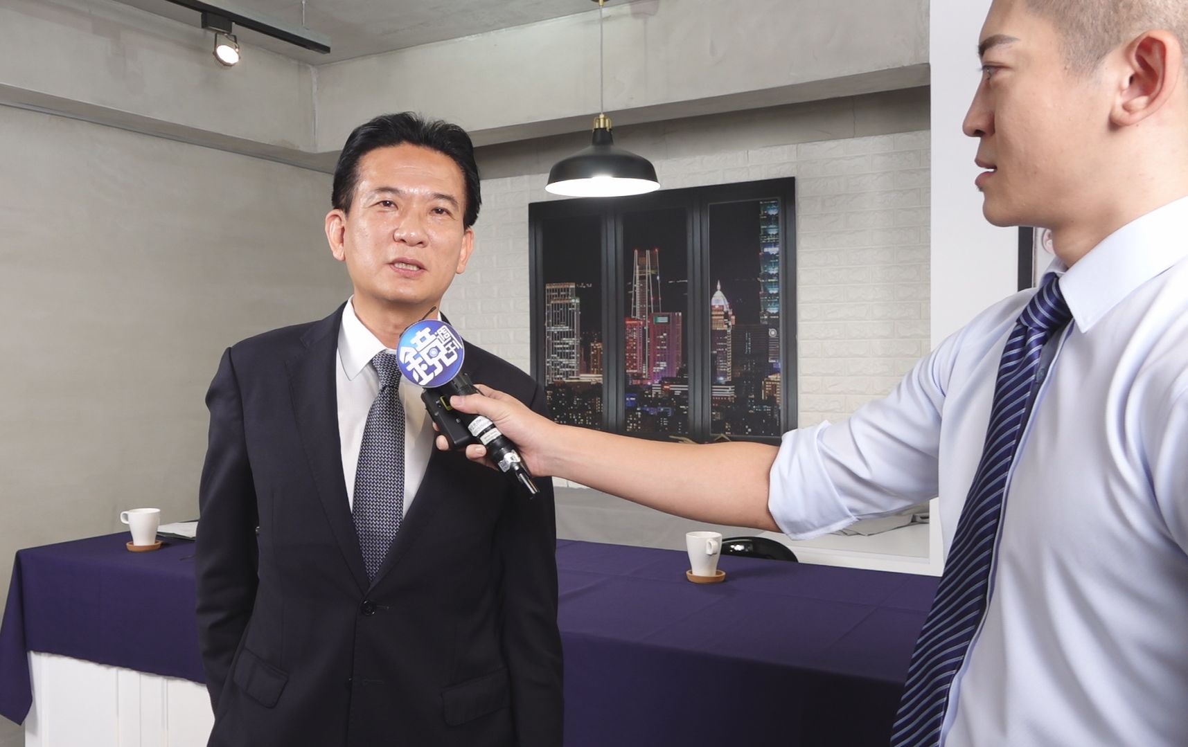 民進黨立委林俊憲質疑，韓國瑜夫婦應交代清楚買房金源。