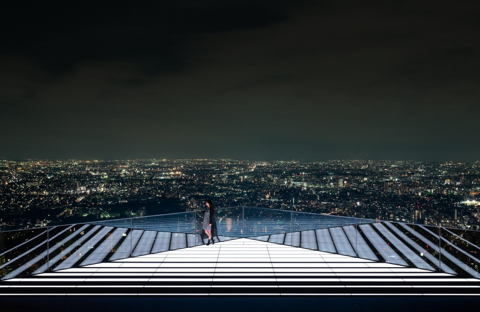 在「Shibuya Sky」欣賞夜景，視野不受干擾。 （Shibuya Sky提供）