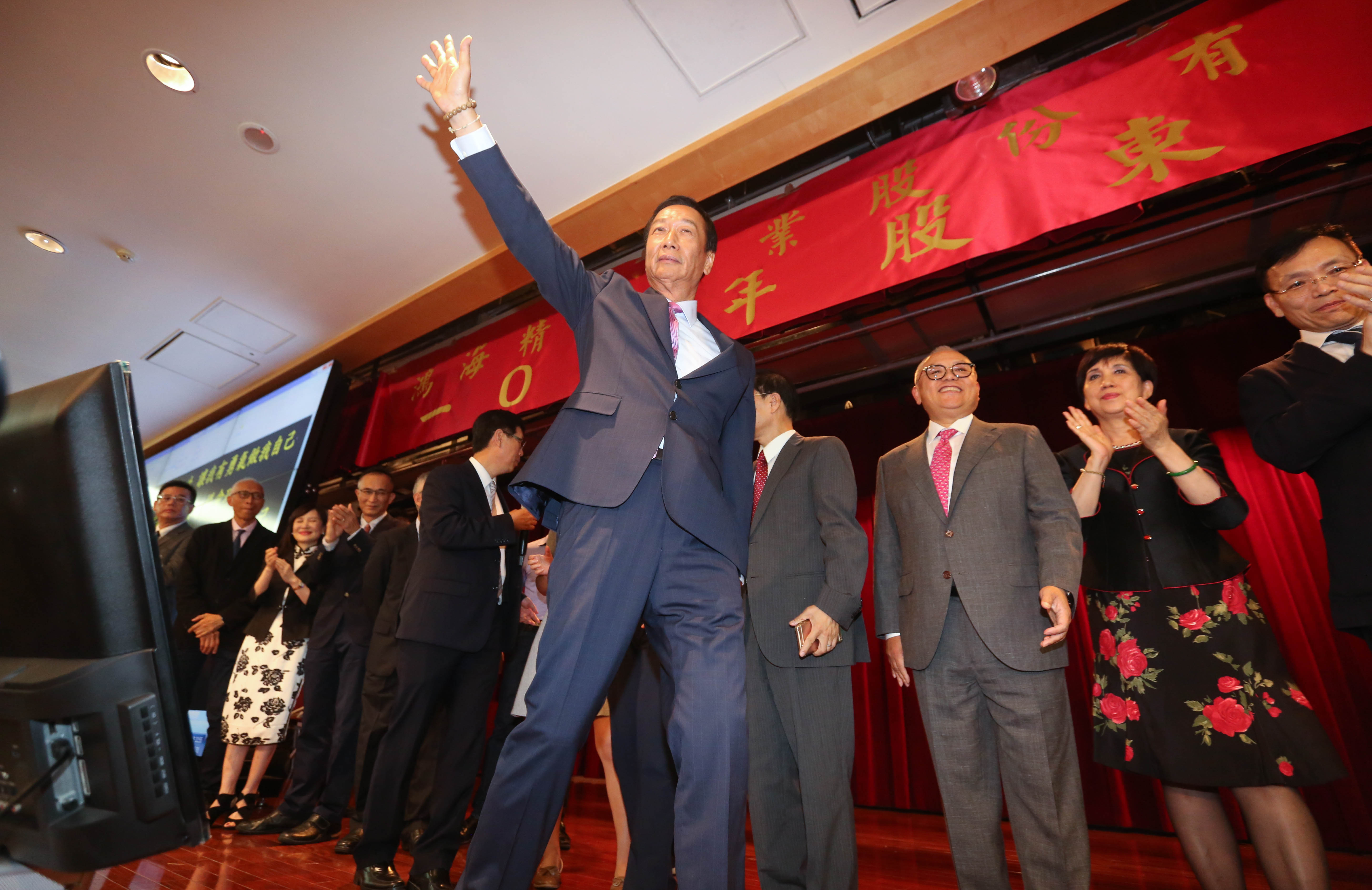 時任鴻海董事長的郭台銘，在4月中發表總統參選聲明，讓鴻海股價開盤跳空走高到97.2元。
