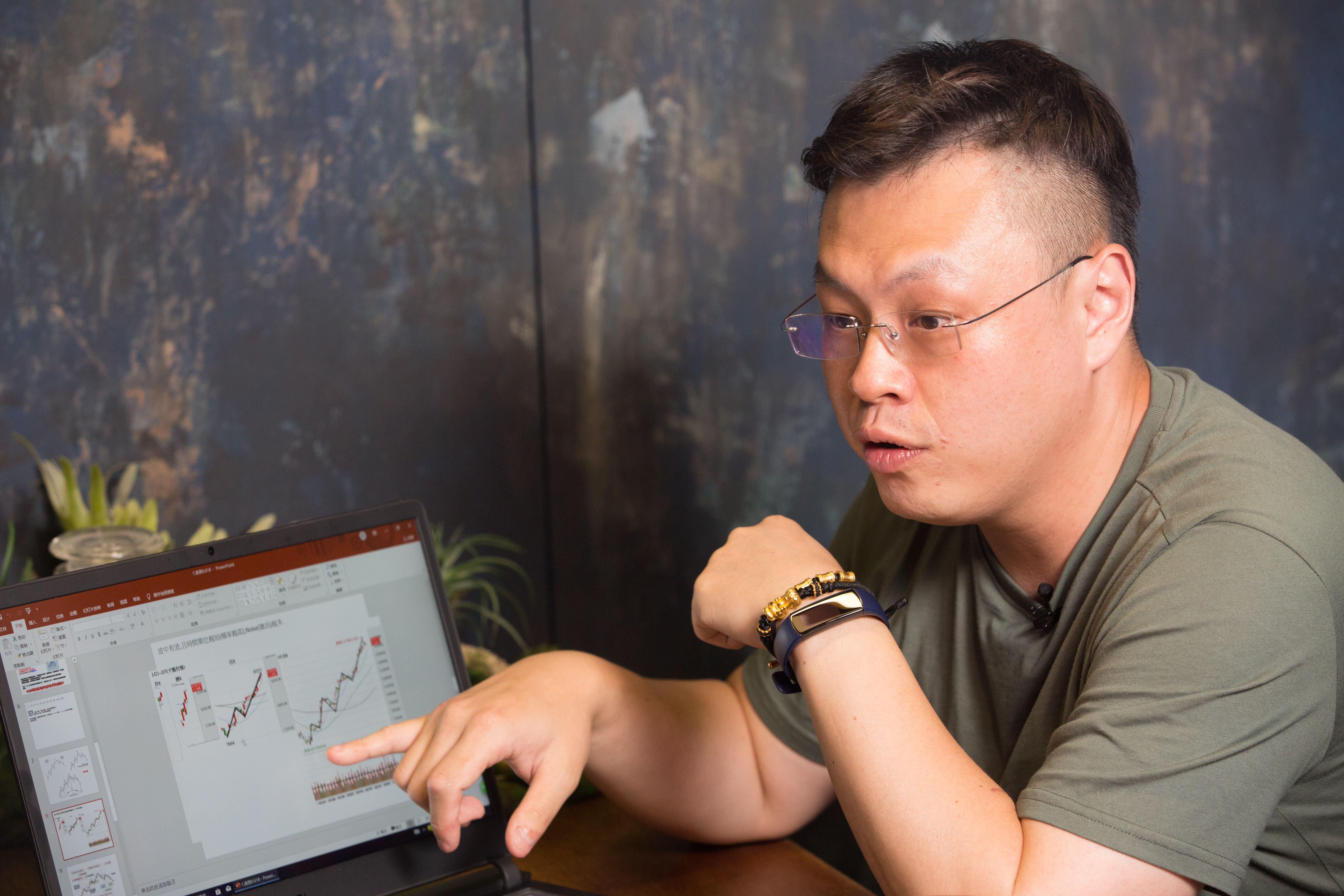 41歲的馮文宏是波浪理論的忠實信徒，他以黃金分割率畫出區間，判斷進出場時機點。