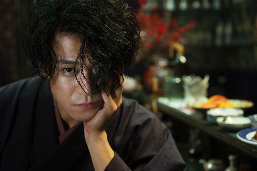 小栗旬在《人間失格:太宰治與他的3個女人》飾演天才作家太宰治。(車庫娛樂提供)