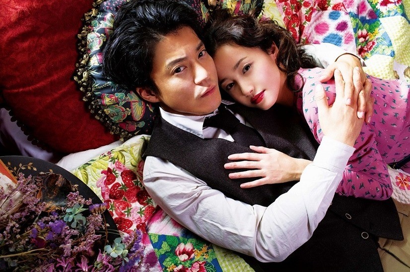 澤尻英龍華(右)在《人間失格:太宰治與他的3個女人》飾演小栗旬(左)的情婦。(車庫娛樂提供)