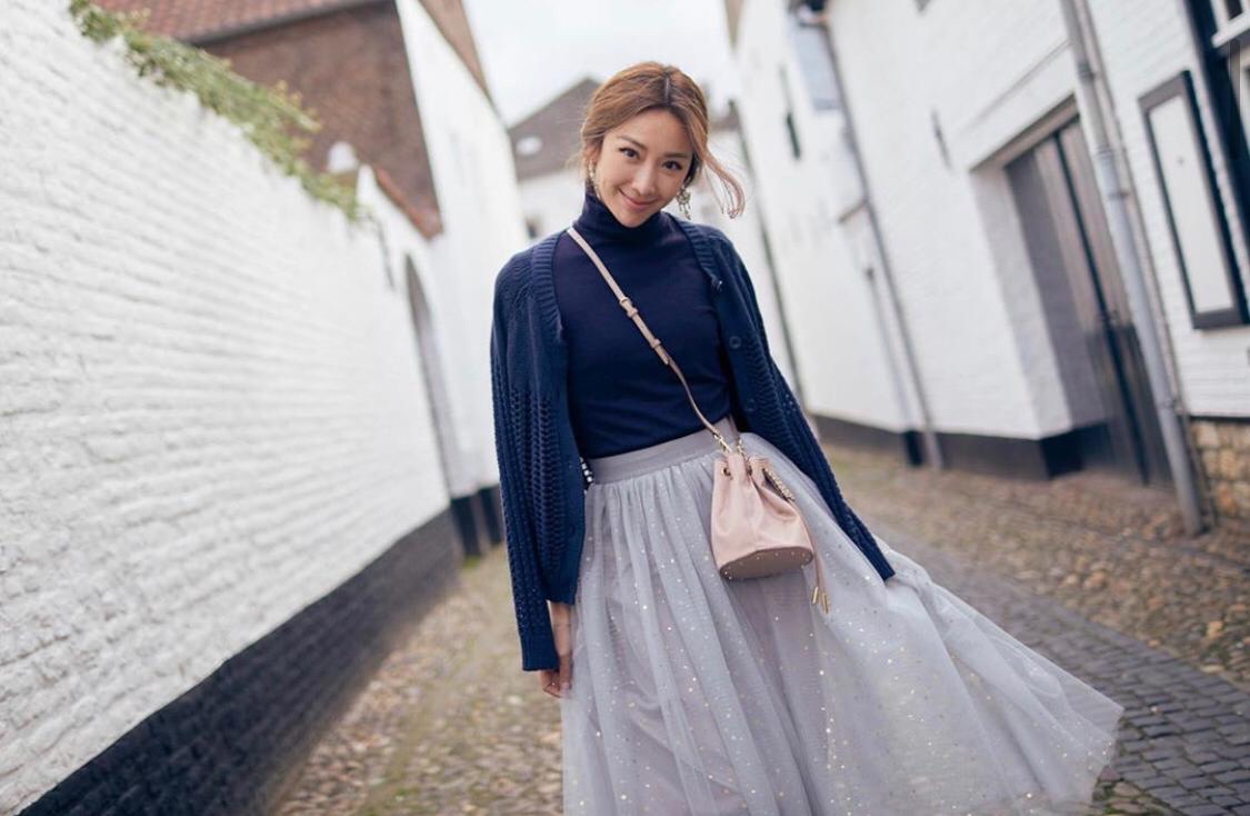 隋棠配搭TOD’S AOI mini絲緞材質裸粉色水桶包，NT$32,400，另有黑色、酒紅色。（迪生提供）