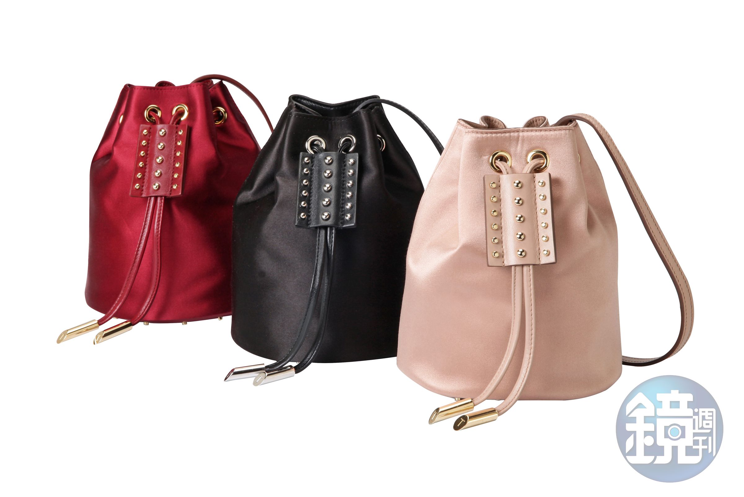 TOD’S AOI mini絲緞材質水桶包，有裸粉色、黑色、酒紅色，NT$32,400。（迪生提供）