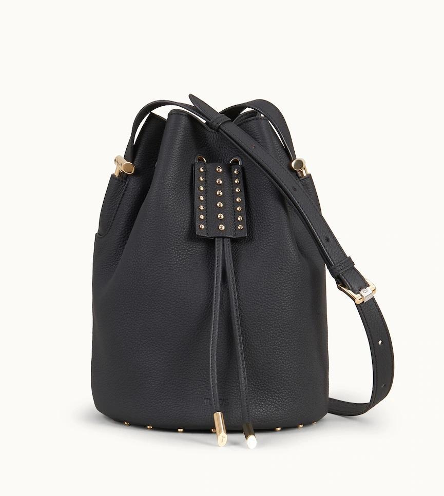 牛皮材質AOI也有推出黑色款，NT$56,100。（迪生提供）