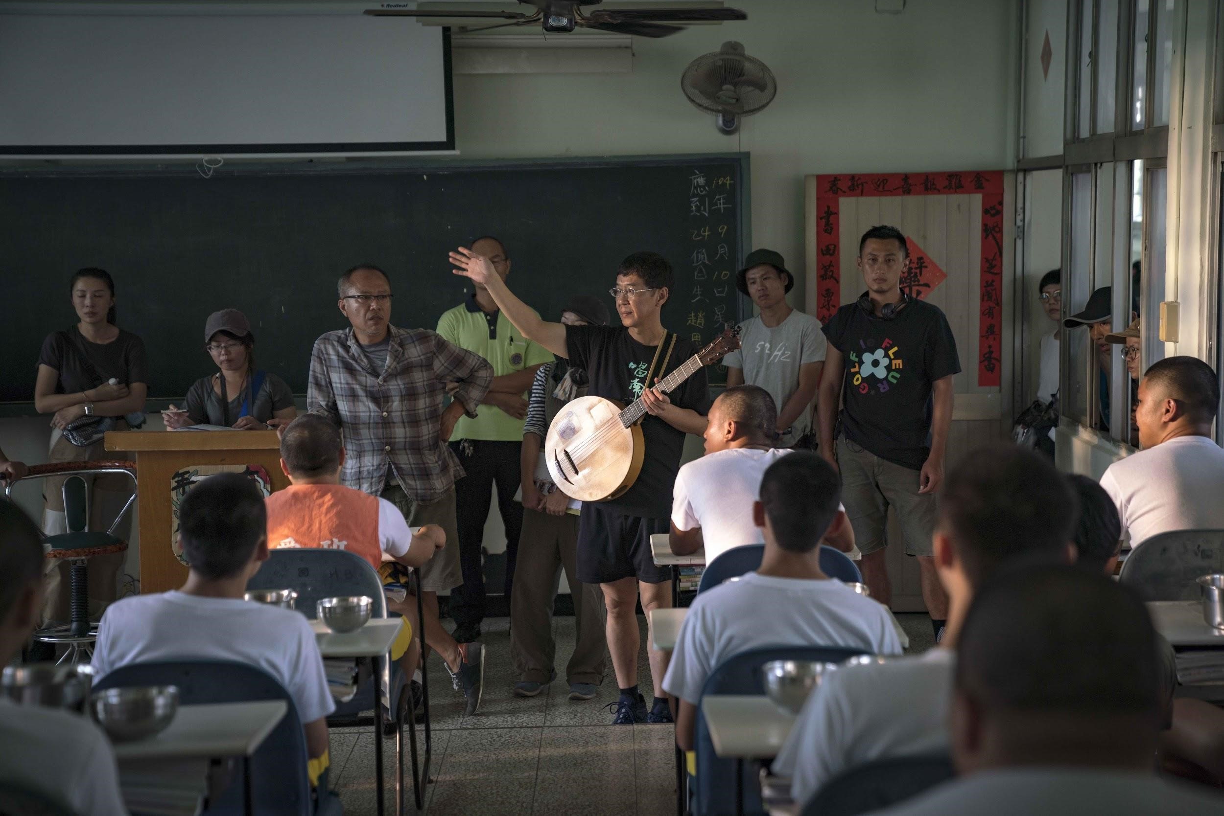 配樂林生祥（中右）現場指揮〈花心〉大合唱。（甲上提供）