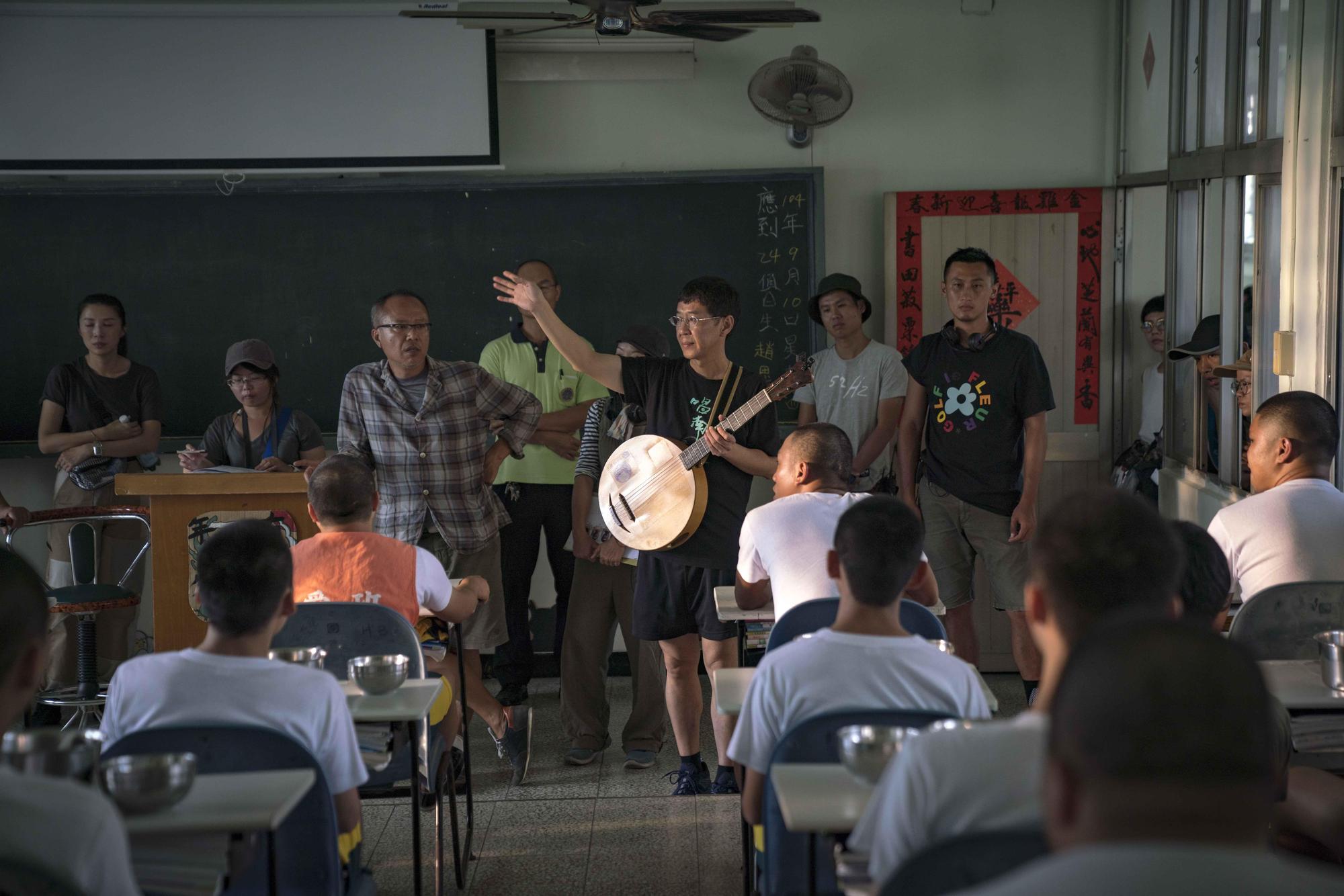 林生祥(中黑衣)在拍攝現場指揮合唱。(甲上提供)