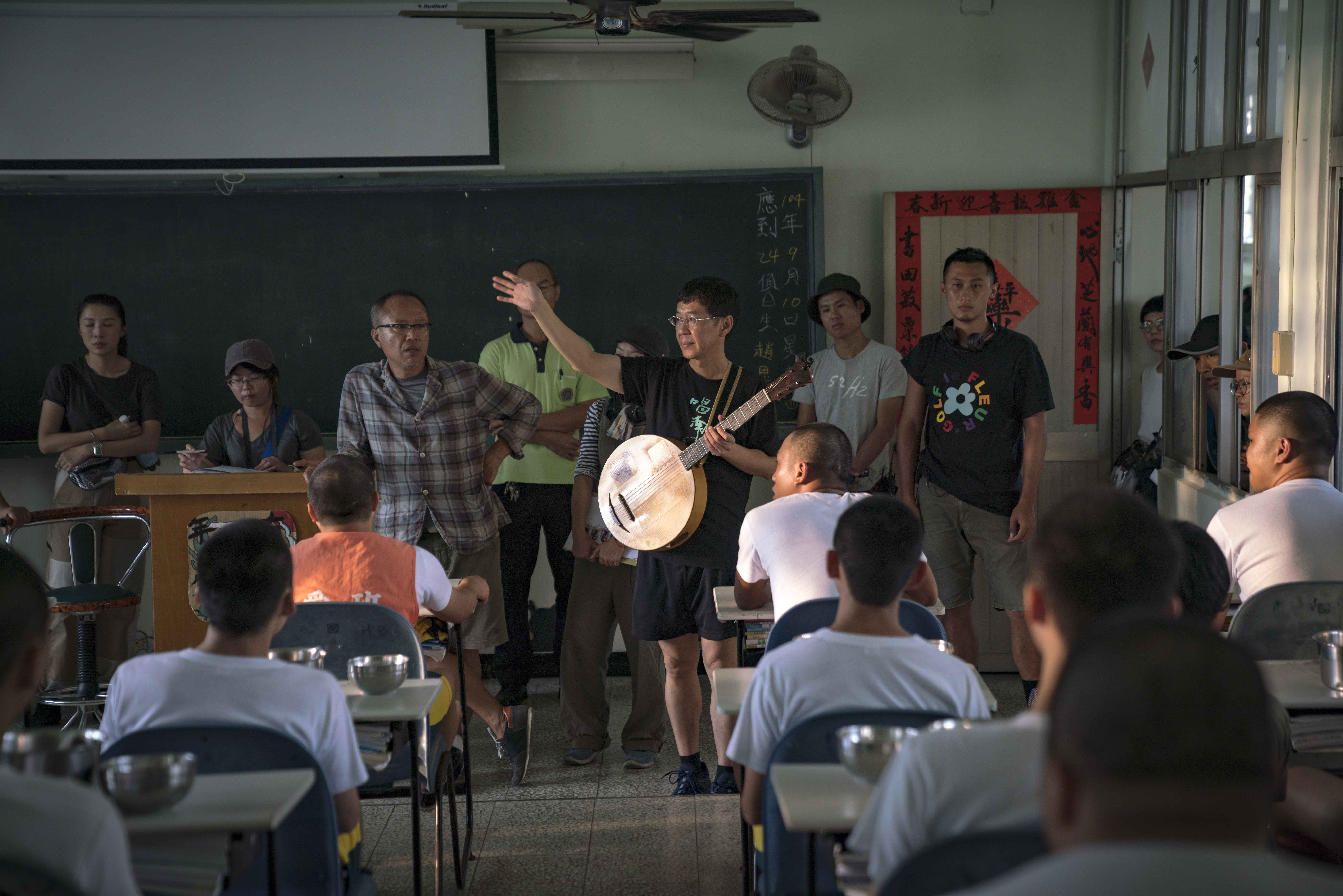 林生祥（中黑衣）在拍攝現場指揮合唱。（甲上提供）