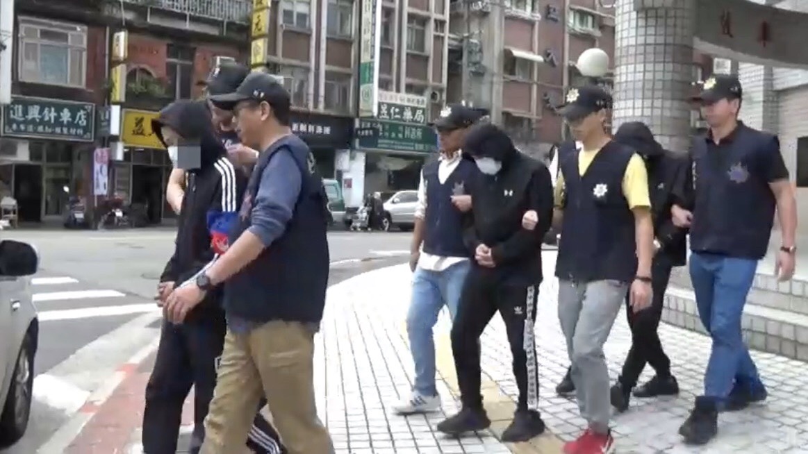 涉嫌強盜外籍女子的3名嫌犯，遭移送法辦。（翻攝畫面）