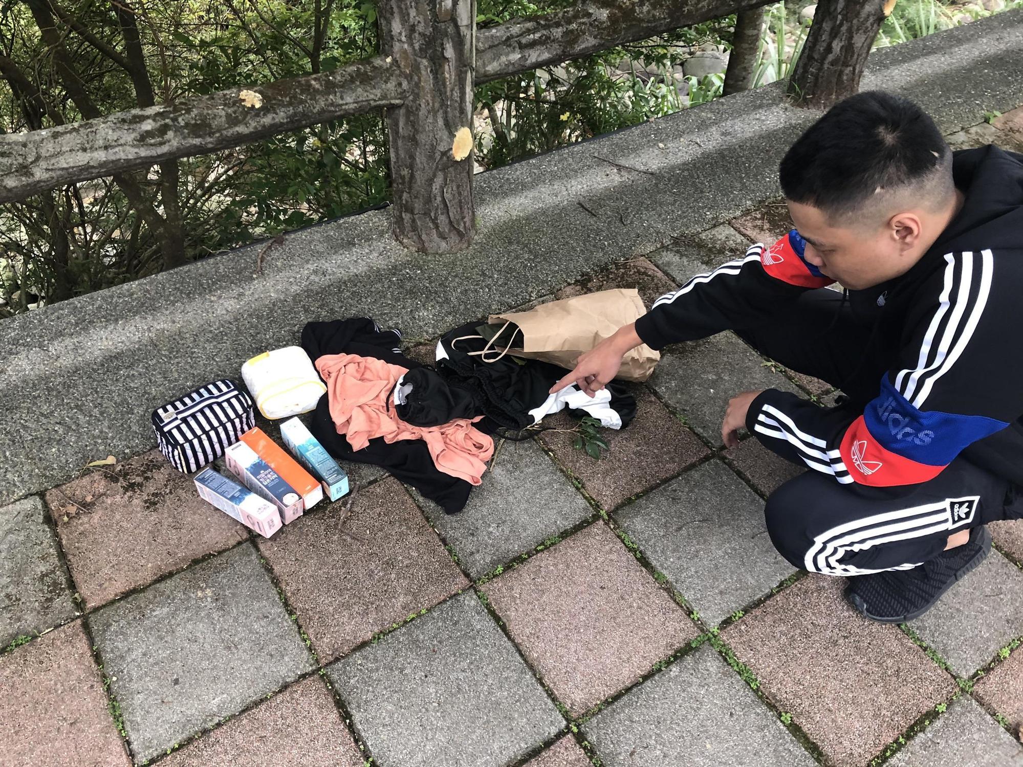 嫌犯搶走外籍女行李後，將錢財掃光把女子物品丟棄陽明山。（翻攝畫面）