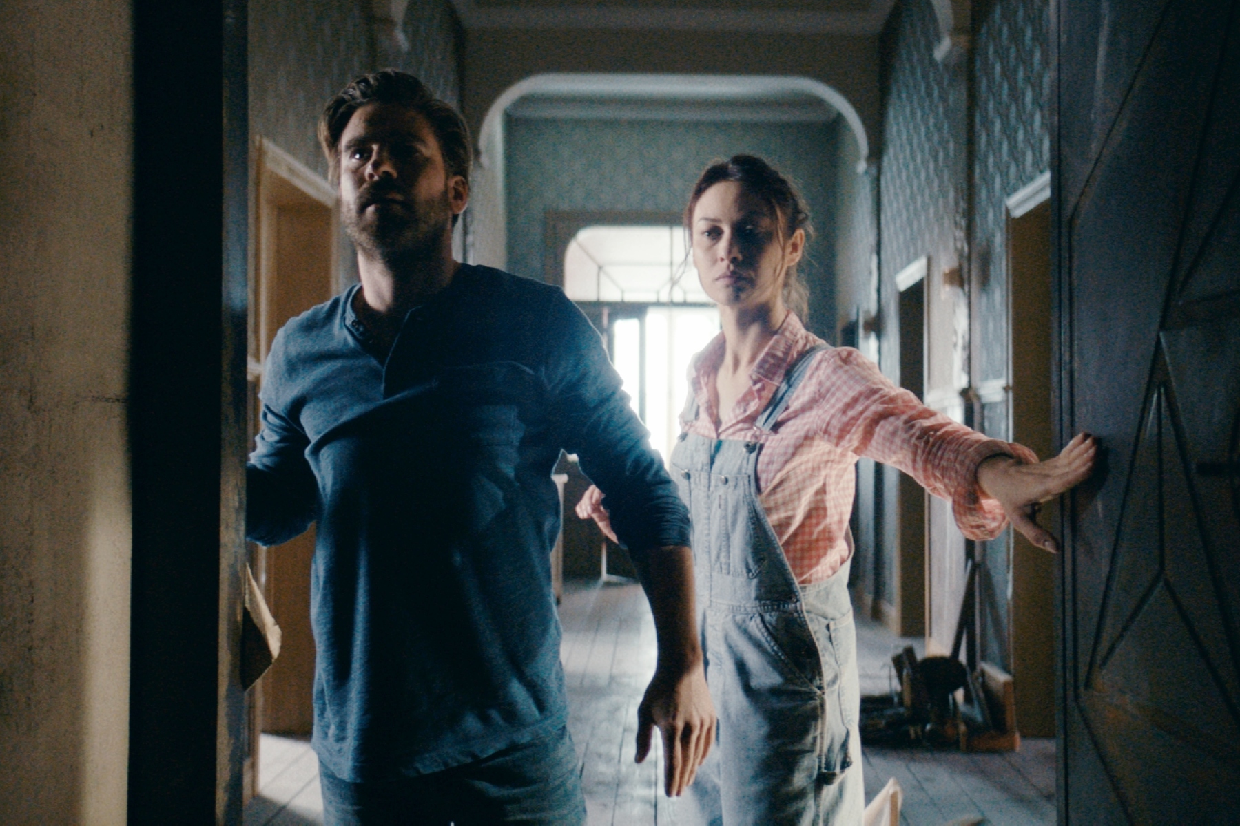 《許怨房》敘述一對搬到郊區老宅，想要重新開始的夫妻，發現有間滿足他們所有願望的密室，引發無法預測的發展。（采昌國際提供）