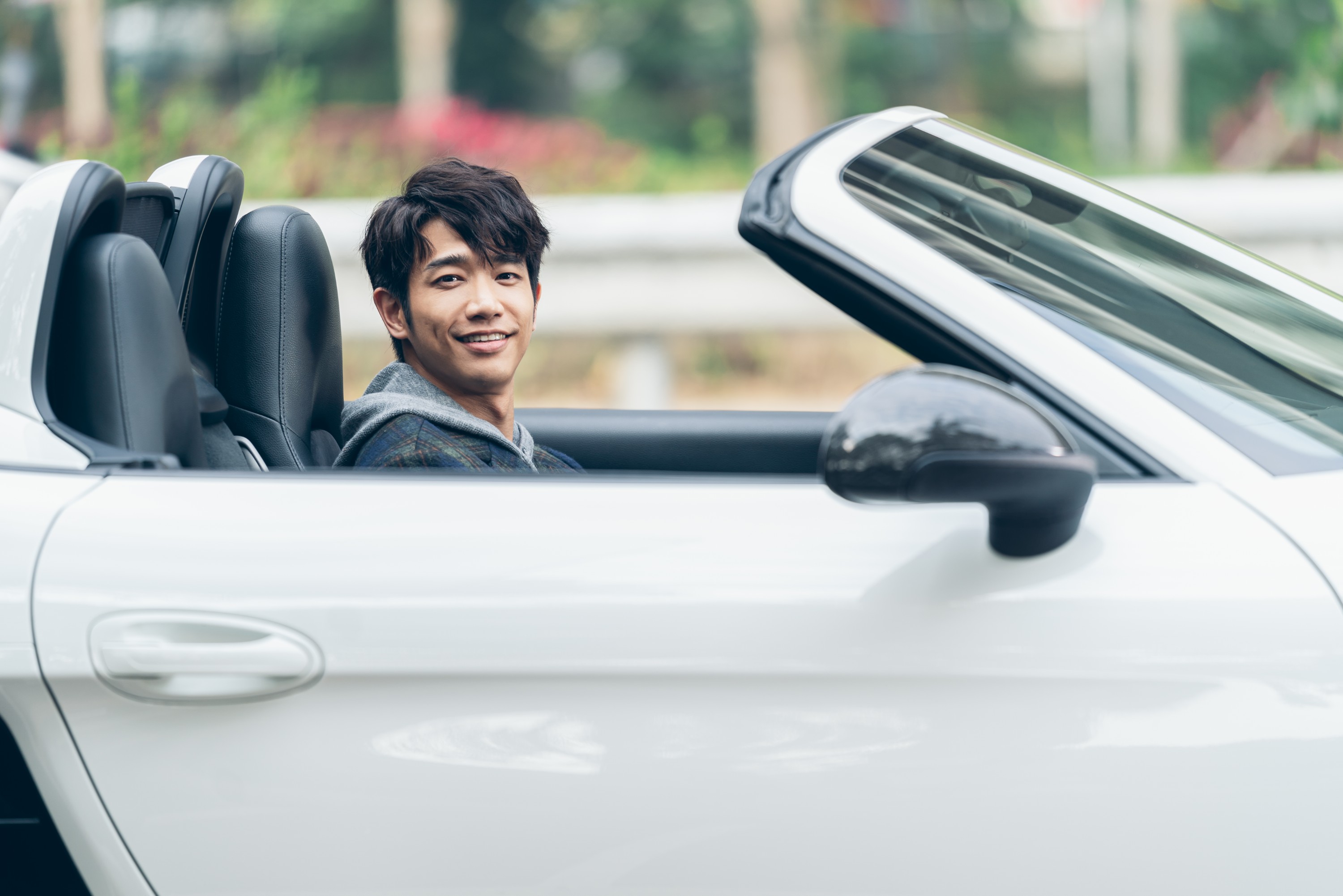 劉以豪開著跑車，露出招牌暖男笑容。（Netflix提供）