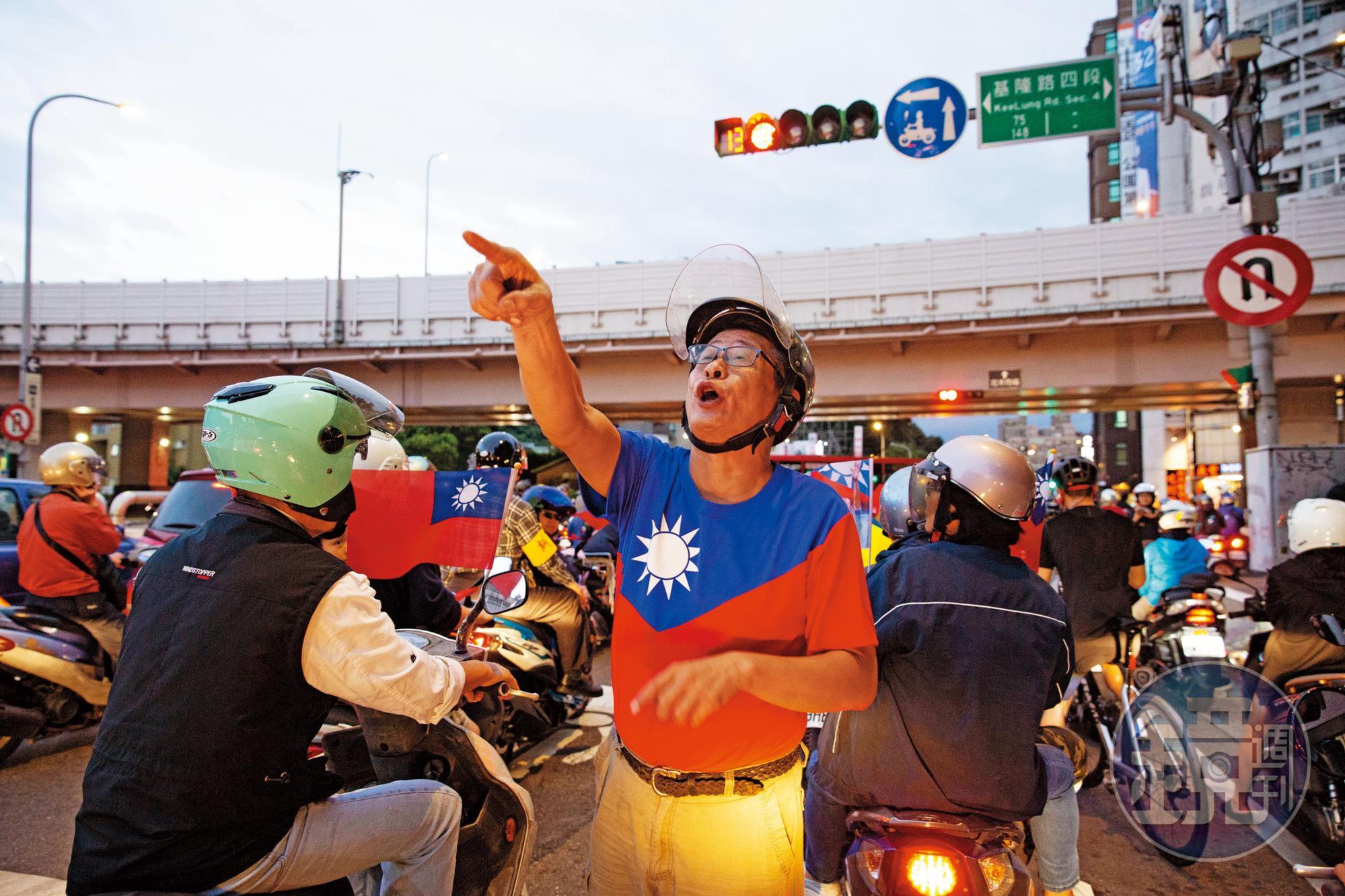上週五的挺韓車隊，車隊裡有熱心大叔指揮交通。