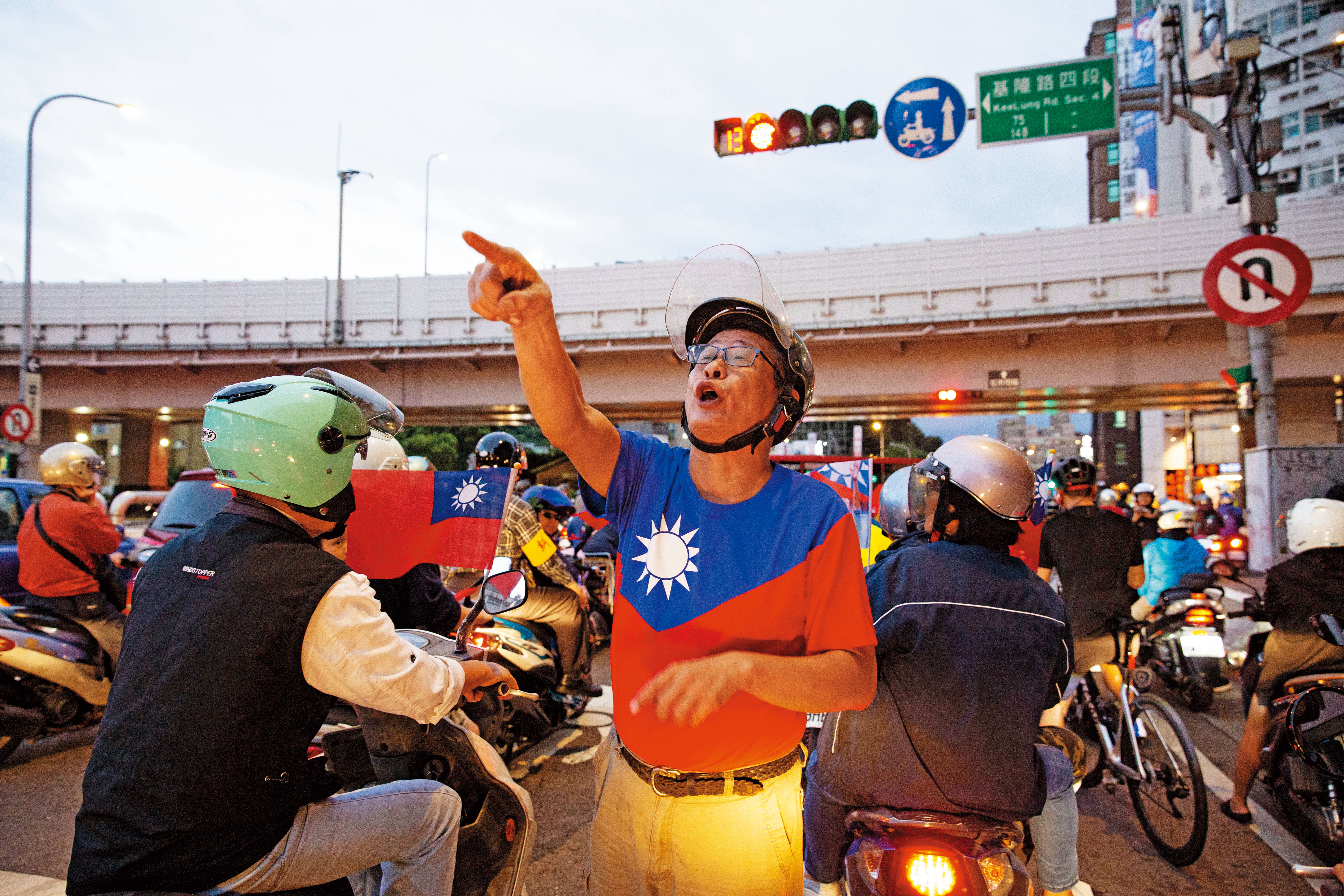 上週五的挺韓車隊,車隊裡有熱心大叔指揮交通。