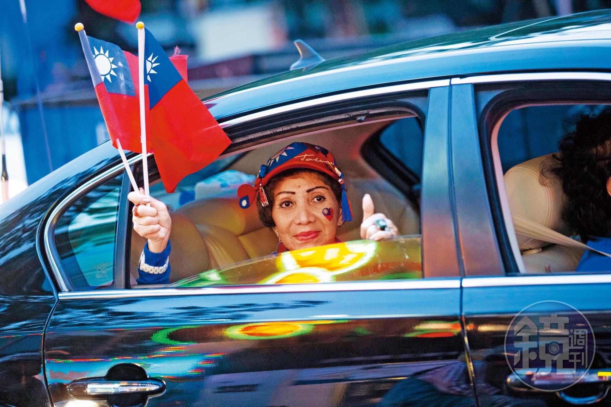 很多韓粉即使上了年紀，仍搭車參與挺韓遊行。