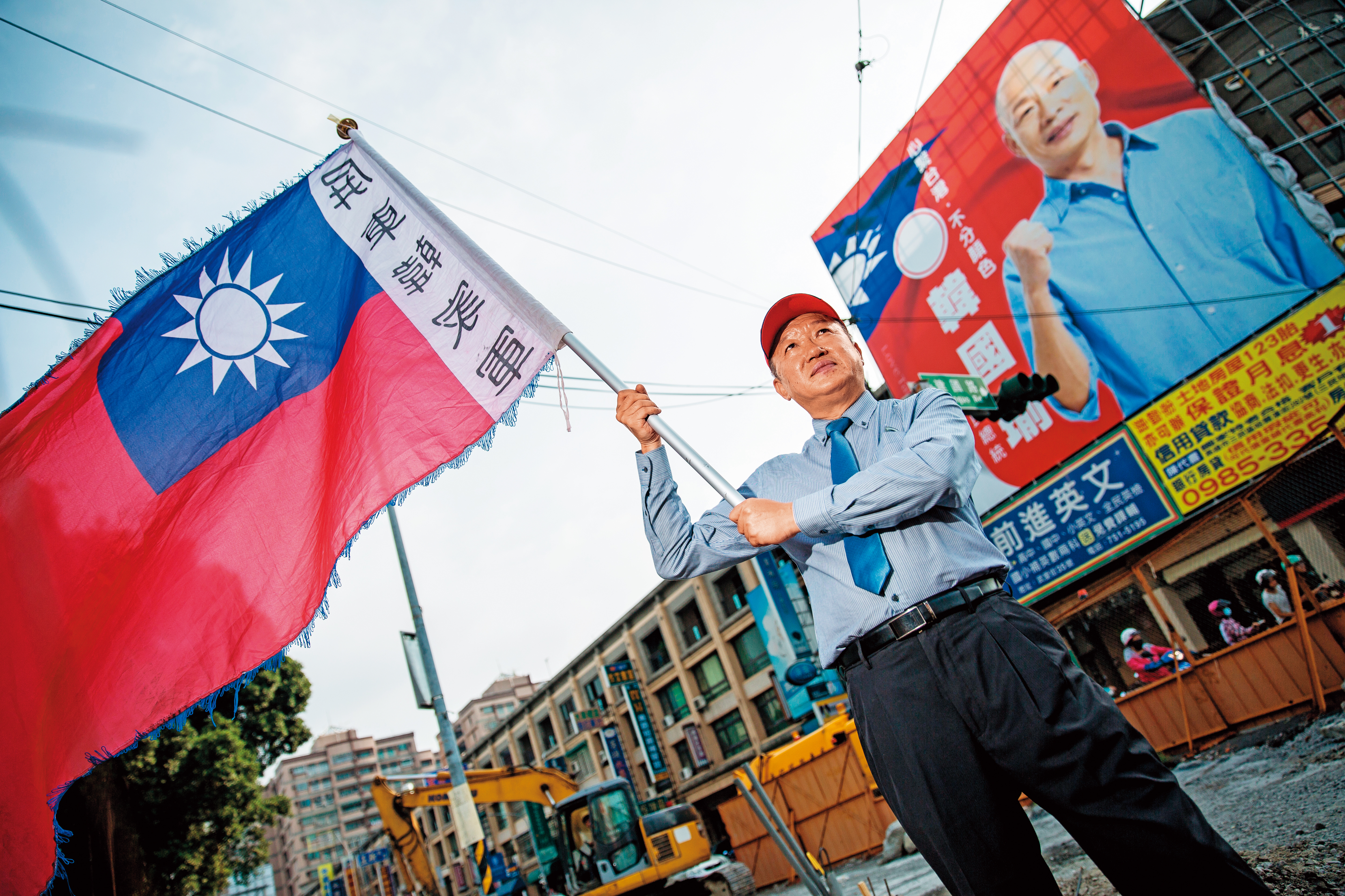 王豪餘組織了屏東韓家軍，是全台最有行動力的韓粉組織，背後的看板是地方韓粉主動捐款製成。