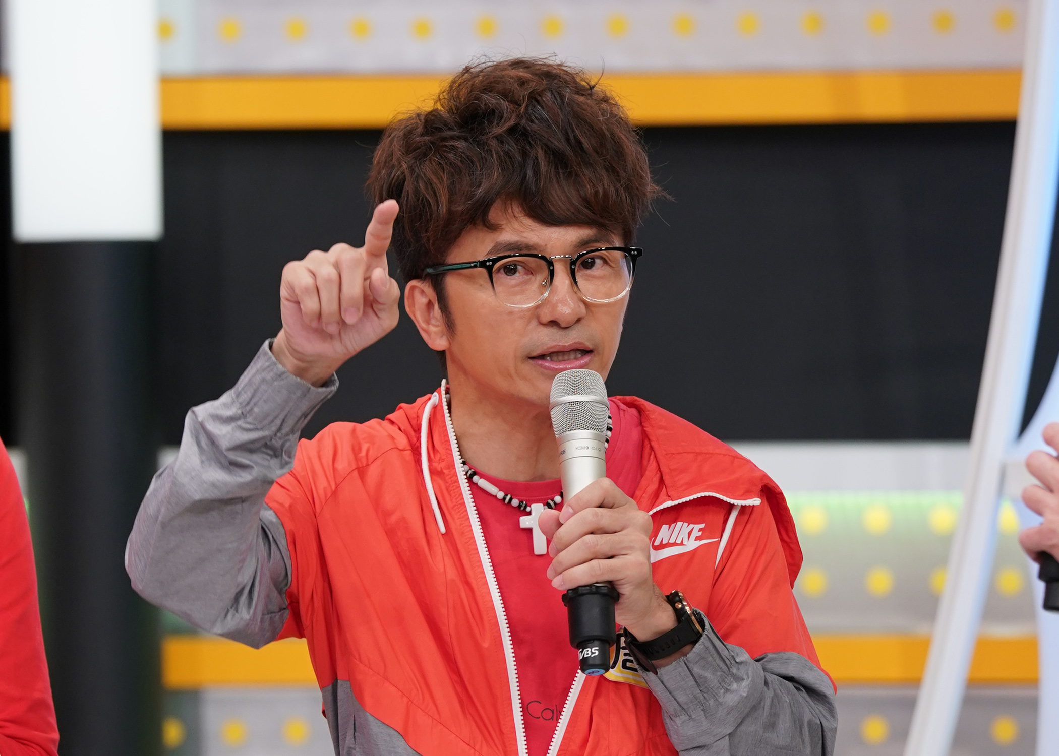 唐從聖上《食尚玩家-歡樂有夠讚》，透露曾買車當生日禮物送給當時還是女友的老婆。（TVBS歡樂台提供）