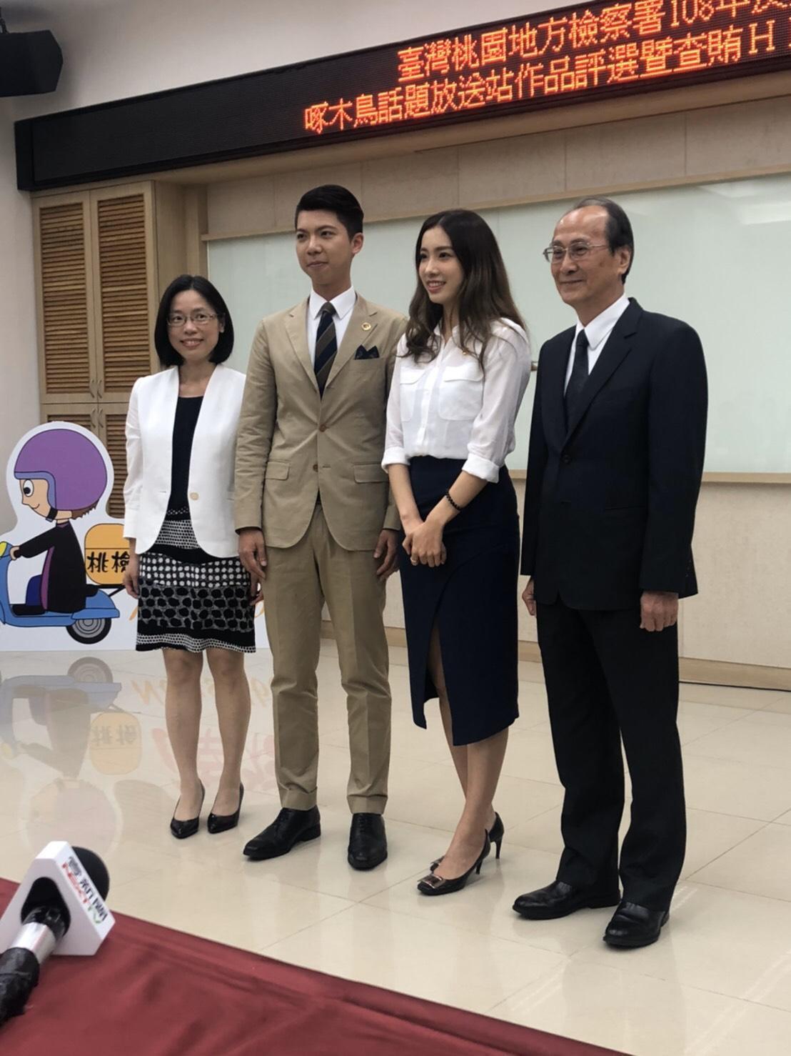 桃園地檢署今天召開記者會推出《查賄HERO》反賄選影片,檢察長郭文東(右)誓言強力查賄,擔任微電影女主角的美女檢察官劉昱吟長相甜美,相當吸睛。(桃園地檢署提供)