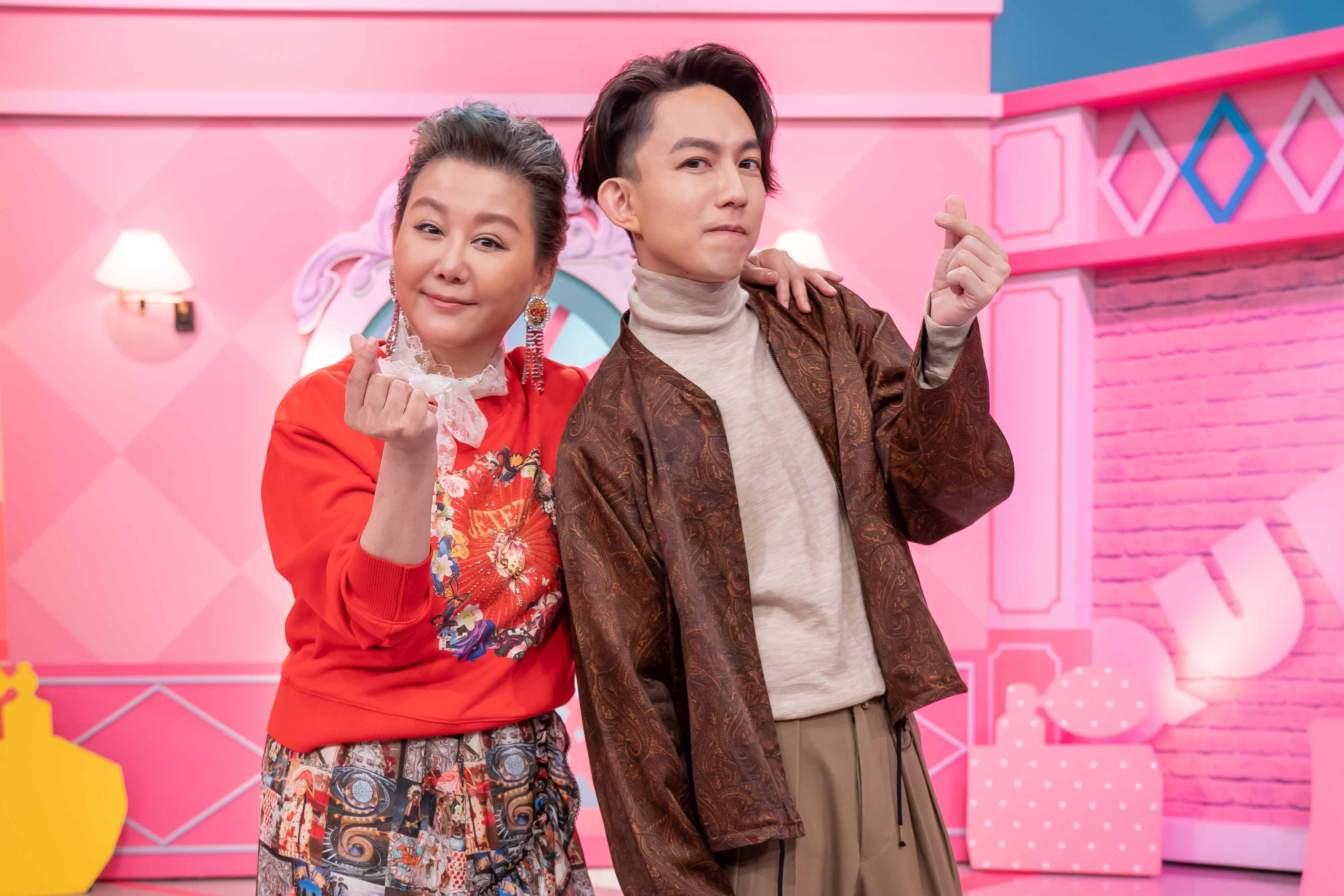 林宥嘉帶著剛發行的新單曲〈少女〉朝聖少女最多的節目《女人我最大》。（TVBS歡樂台提供）