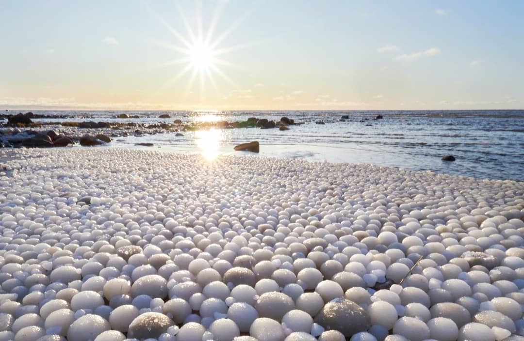 業餘攝影師馬蒂拉（Risto Mattila）將「冰蛋」美景上傳至IG，讓許多網友讚嘆不已。（翻攝自rismatti IG）