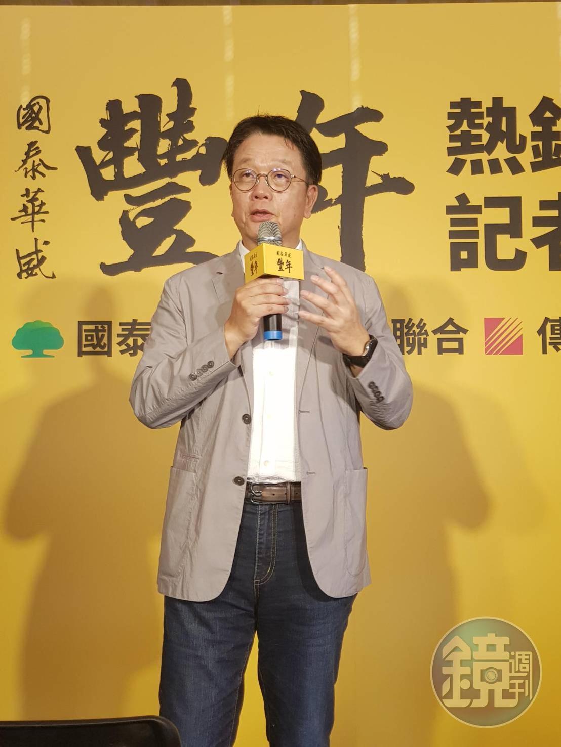 傳真實業董事長王明成喜歡用金句，他說：「不做風口上的豬，寧做會飛的小鳥。風就是趨勢，景氣不來豬會摔死，房地產界的小鳥是自住跟換屋客，賣不好的案子，90％是產品定位不對。」