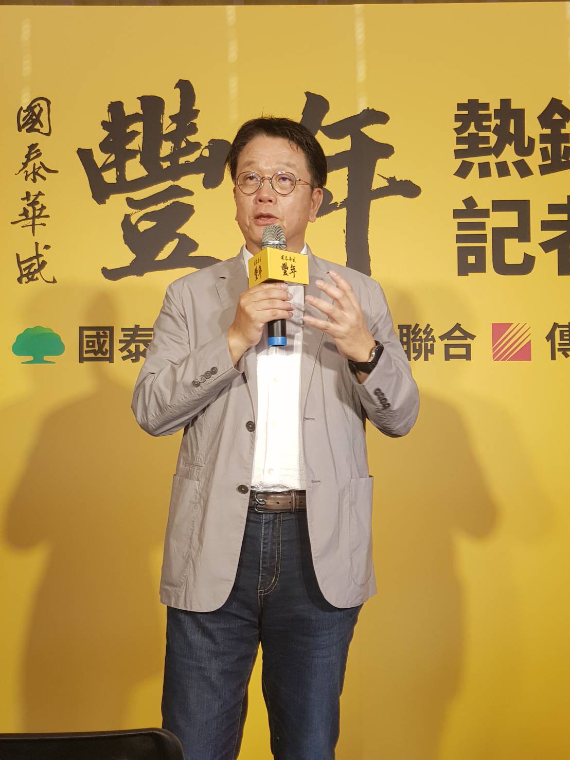 傳真實業董事長王明成喜歡用金句,他說:「不做風口上的豬,寧做會飛的小鳥。風就是趨勢,景氣不來豬會摔死,房地產界的小鳥是自住跟換屋客,賣不好的案子,90%是產品定位不對。」