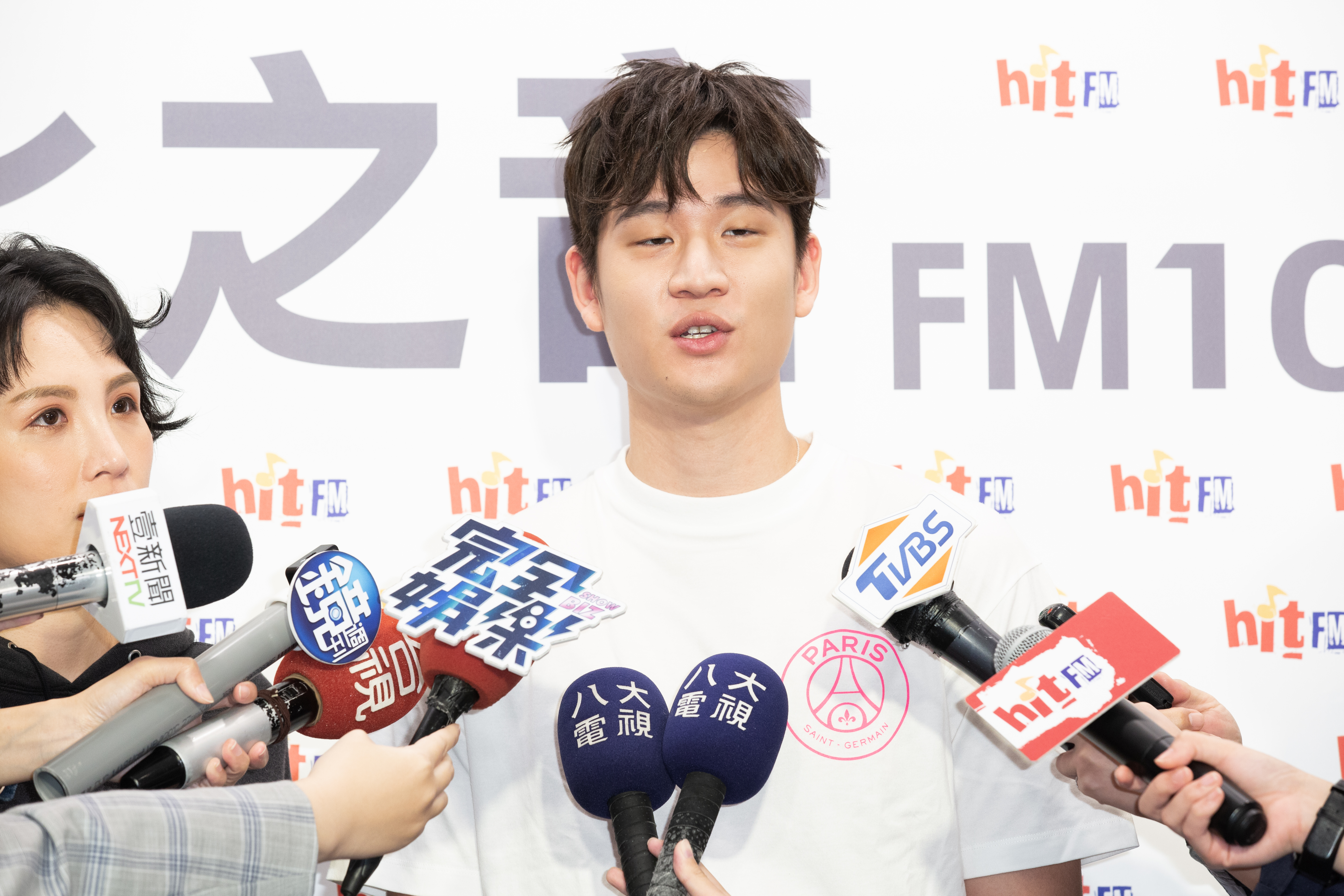 周興哲傻眼哥哥周予天門前亂尿。