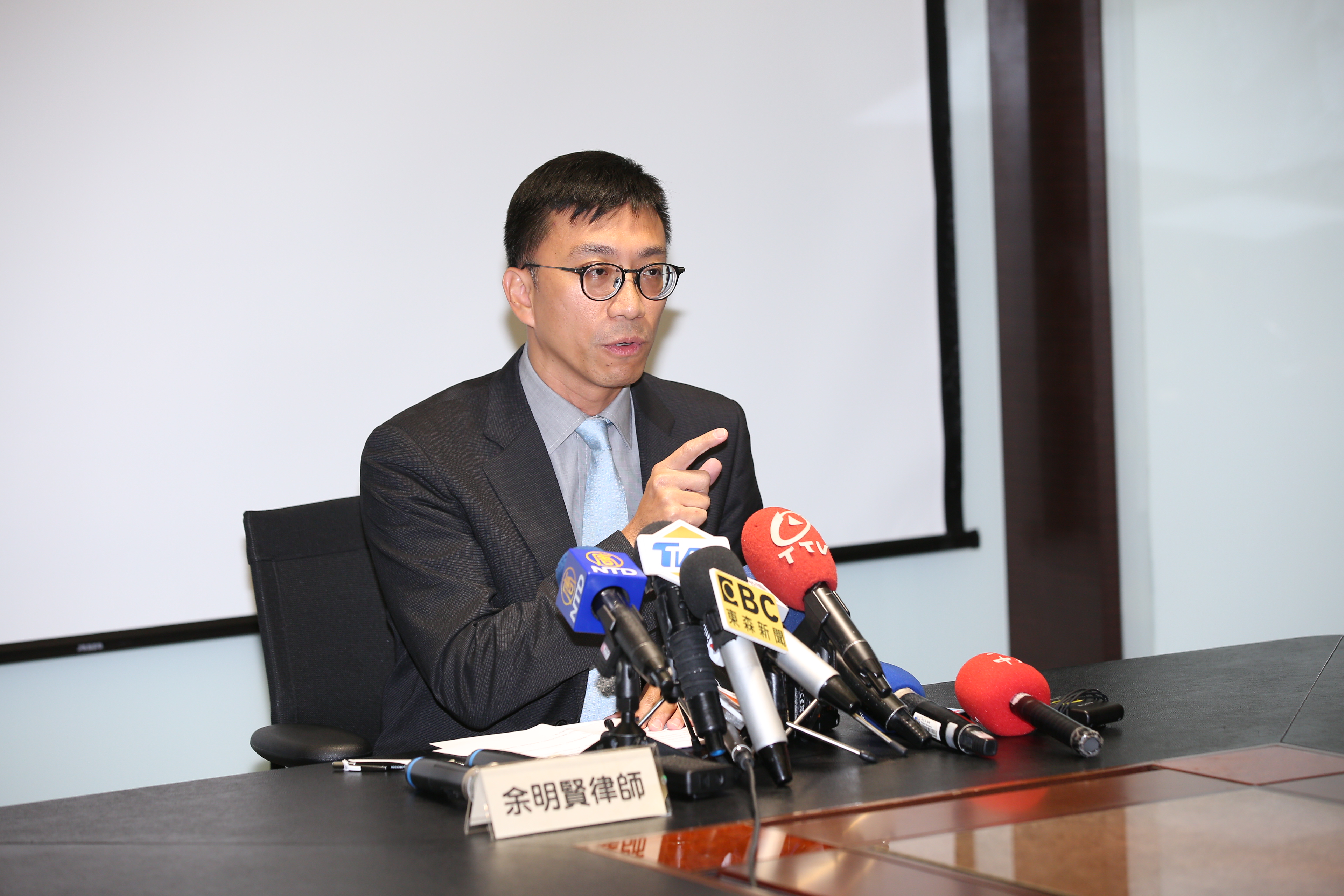 頂新油品案魏應充遭三審判有罪確定，委請律師余明賢開記者會，強調誓爭清白，將提再審及非常上訴。