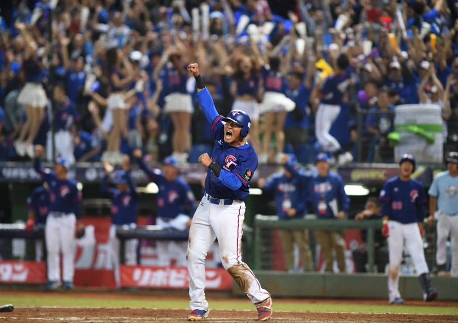 代打朱育賢一上場就建功,為台灣隊帶來首分打點,圖為林哲瑄跑回本壘。(翻攝自世界十二強棒球錦標賽臉書)