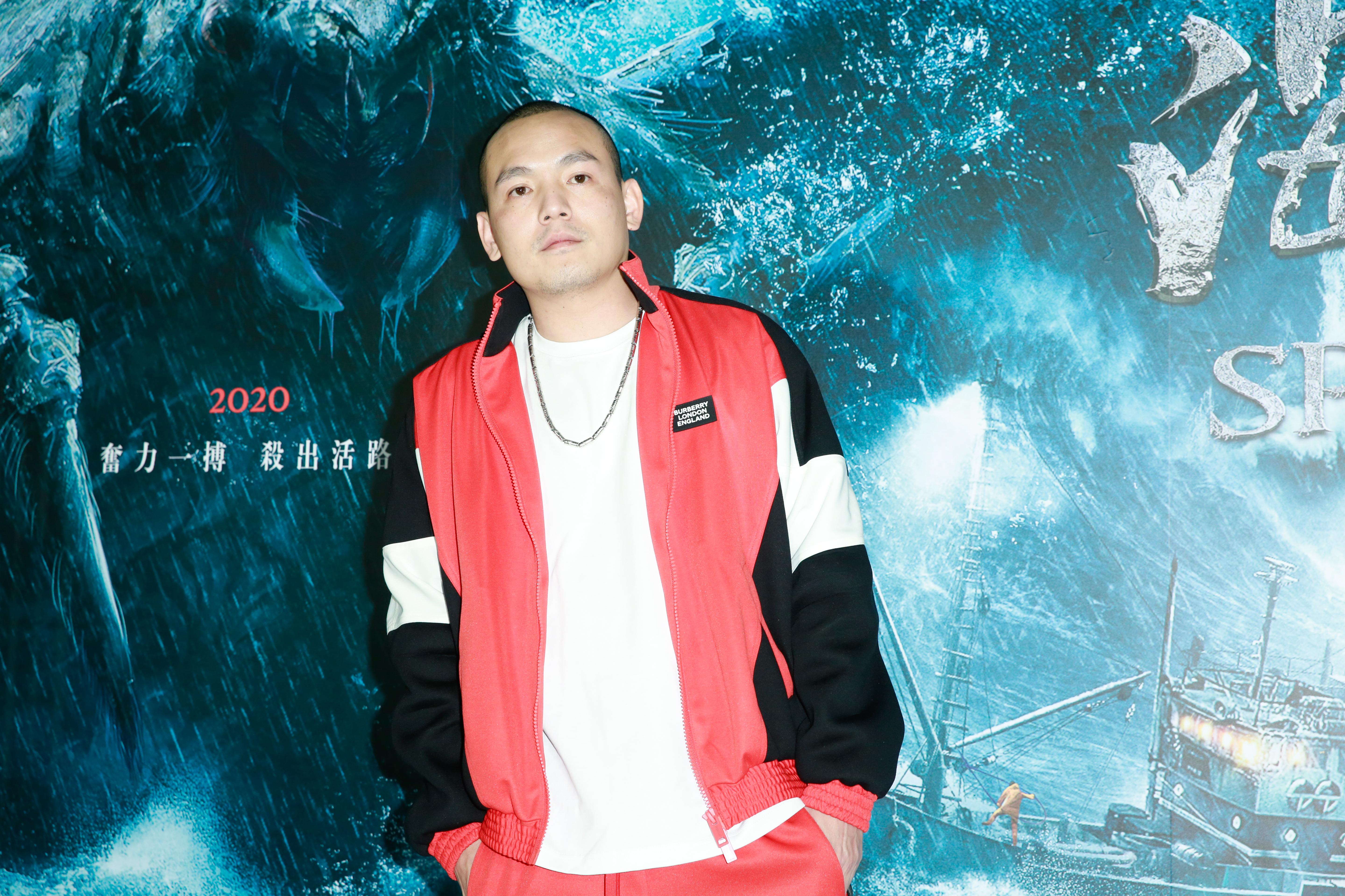 春風第一次拍電影,就在生日當天被叫去補戲,而且還被捅死,還好有紅包去霉氣。