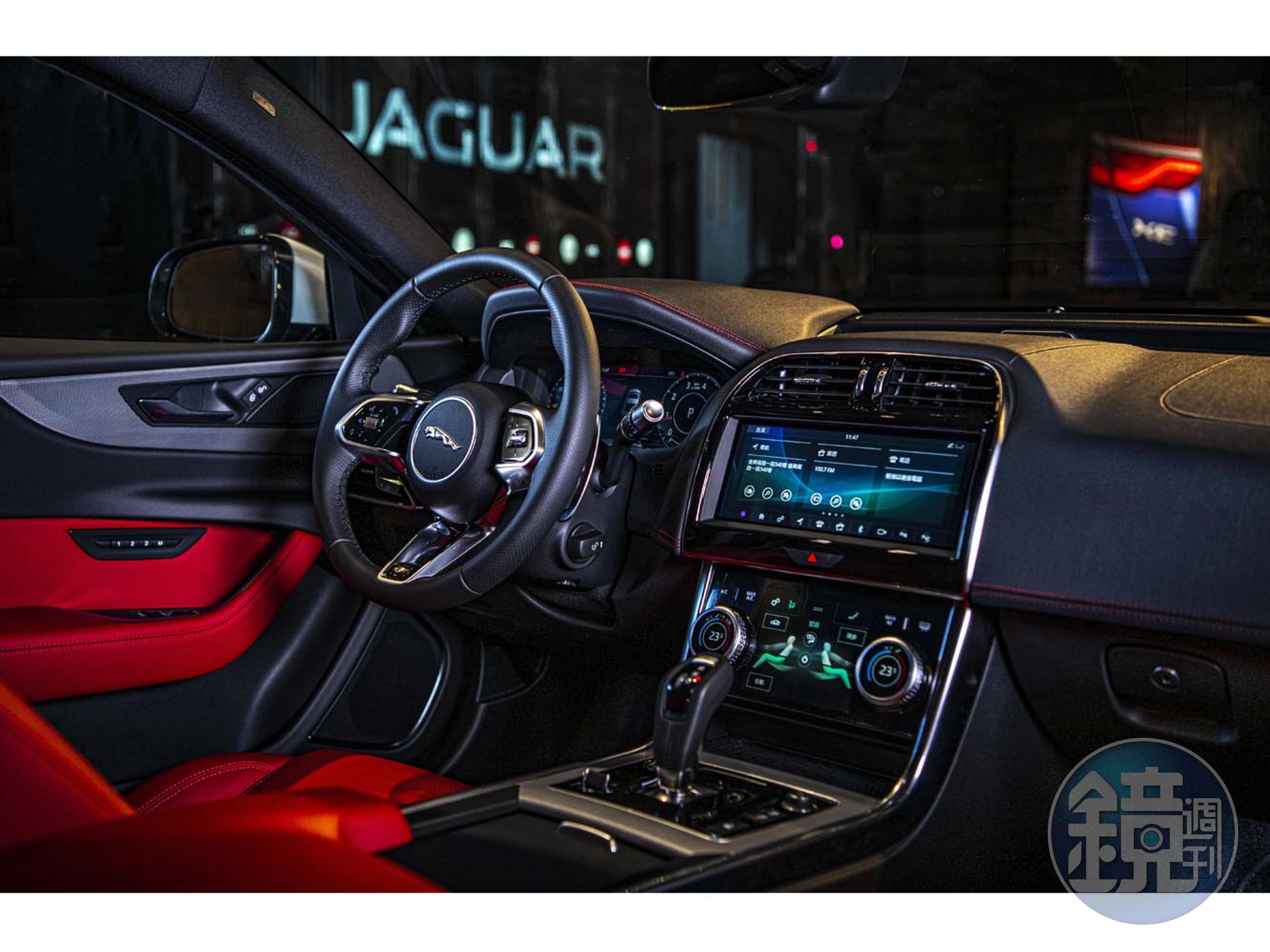 New Jaguar XE 擁有革新進化的跑車式座艙，延續Jaguar引以為傲的細膩工藝與頂級材質鋪陳。