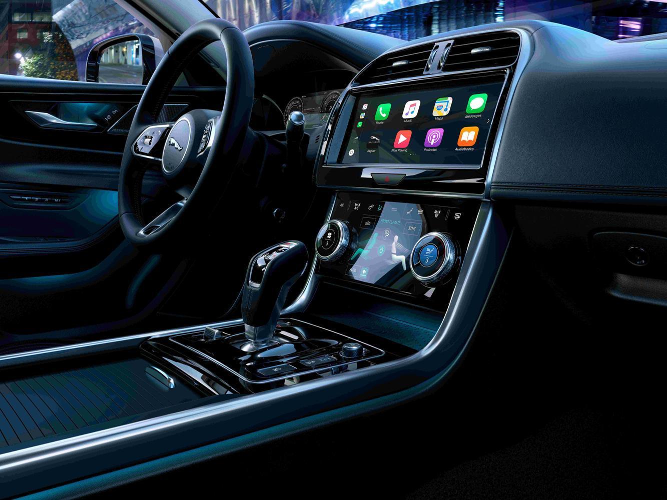 大量採用質感冷冽的鋁合金飾板，搭配黑色頂篷強化運動化氛圍，展現簡約俐落的當代英倫風格。