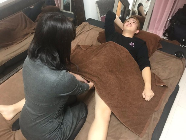 篠塚康介的媽媽發現自己孩子因為嫖妓寫文爆紅，結果引發家變。（翻攝Twitter）