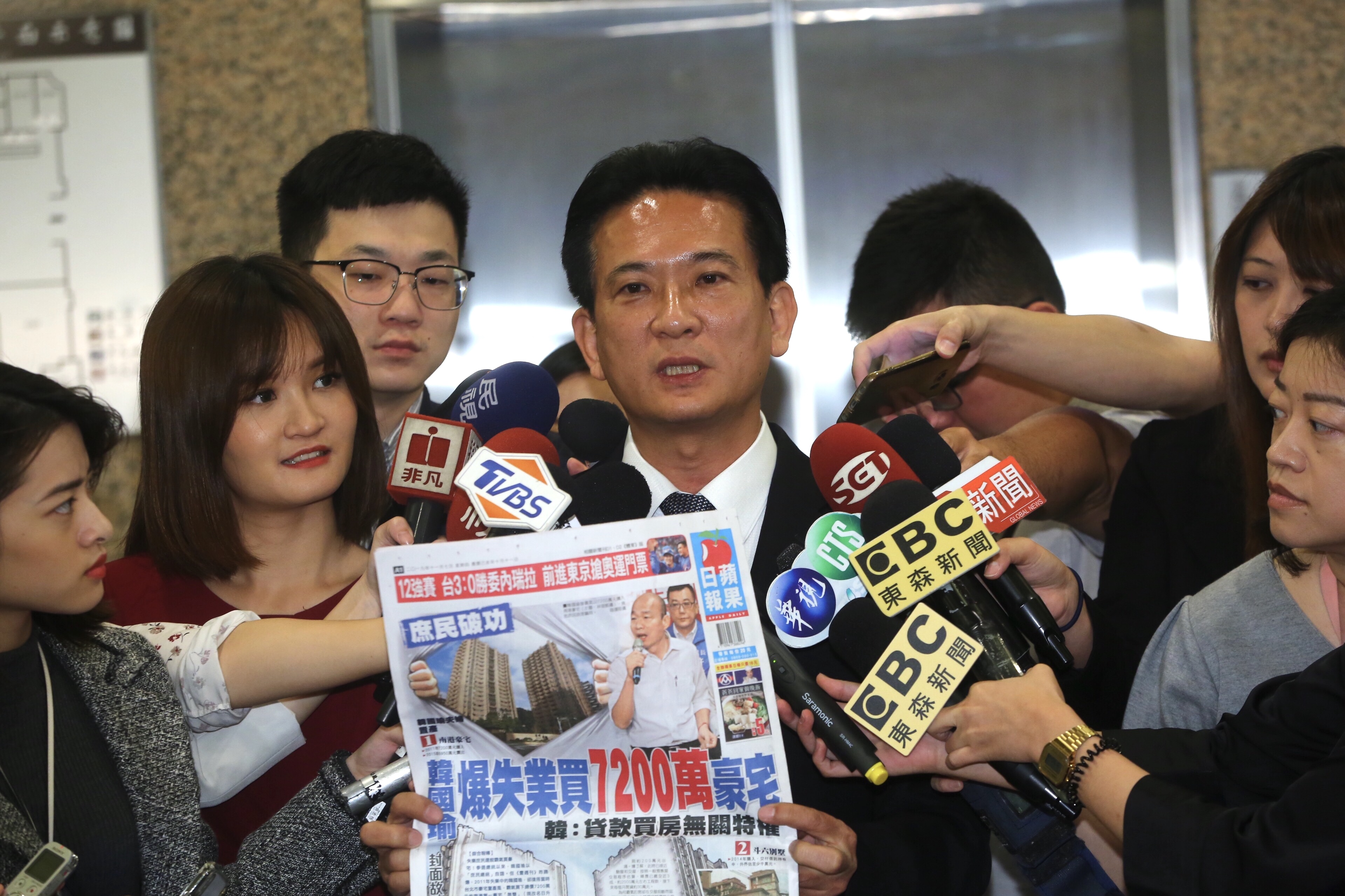 民進黨立委林俊憲再爆韓國瑜找政治人物施壓台肥貸款2成房價，並可分20年償還。